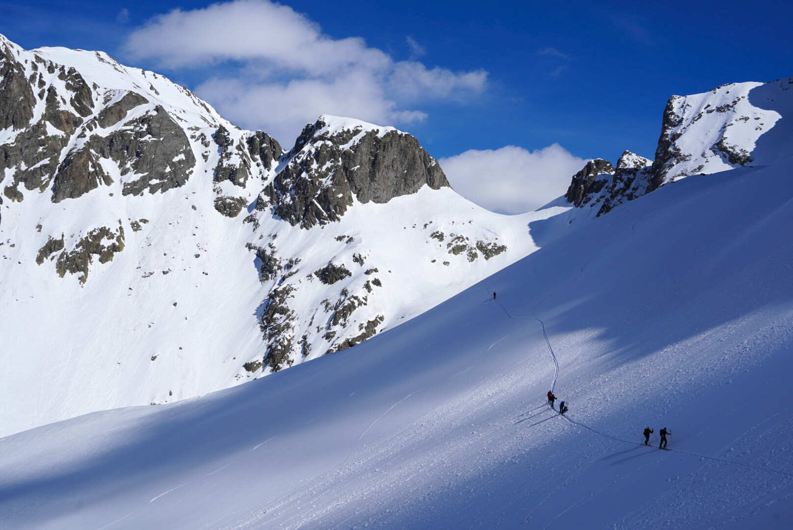 panorama sur les sommets enneigés de l'Argentera depuis une crête