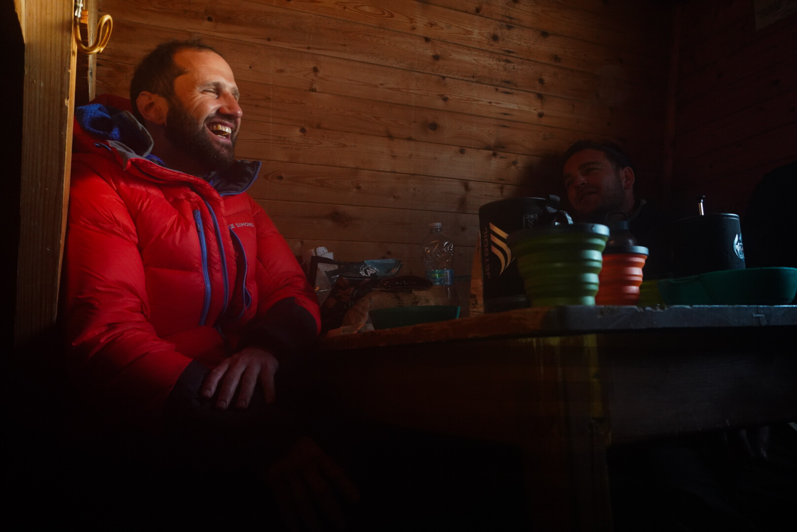 skieur de randonnée progressant seul vers un sommet rocheux
