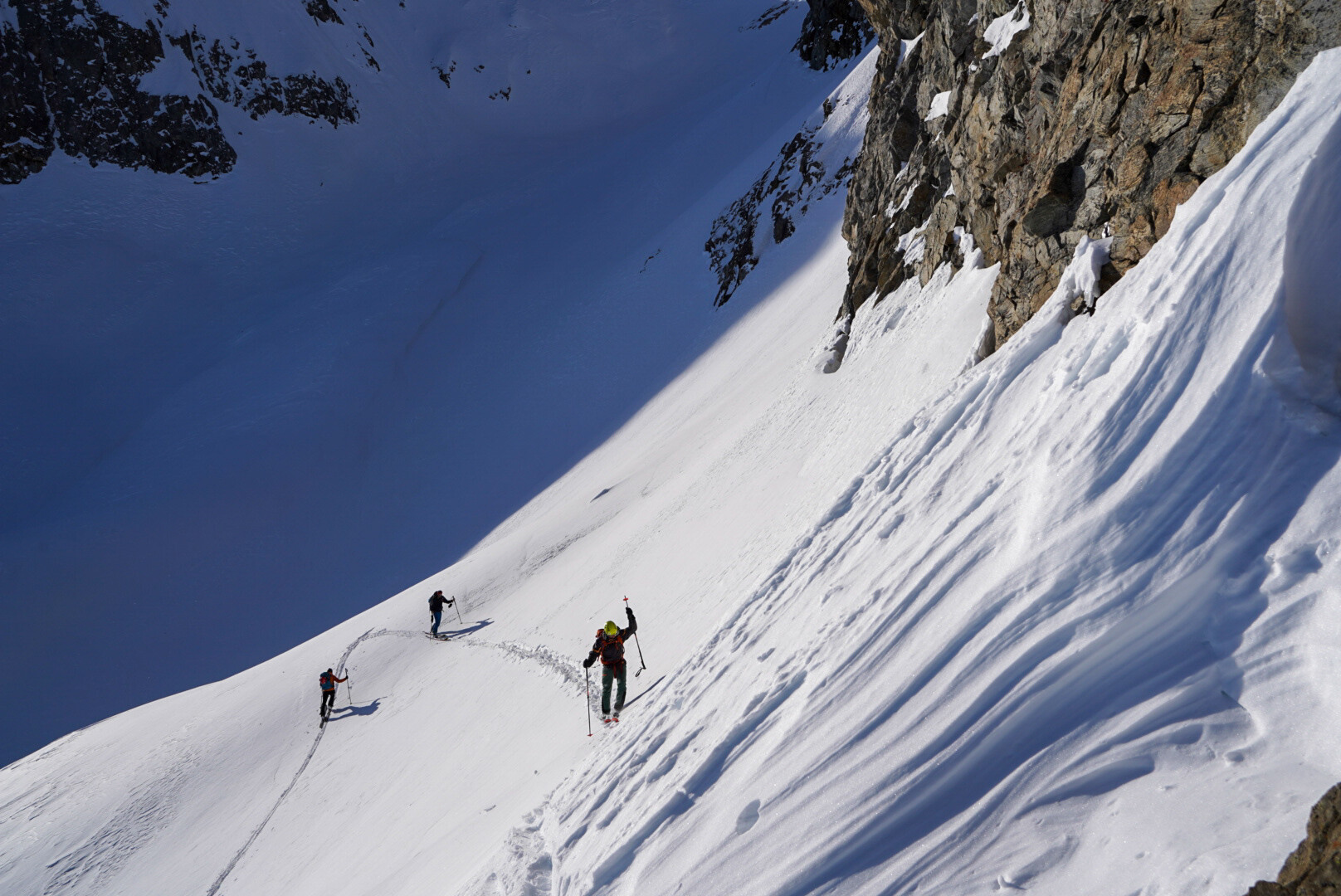 panorama sur une chaîne de sommets enneigés du massif de l'Argentera