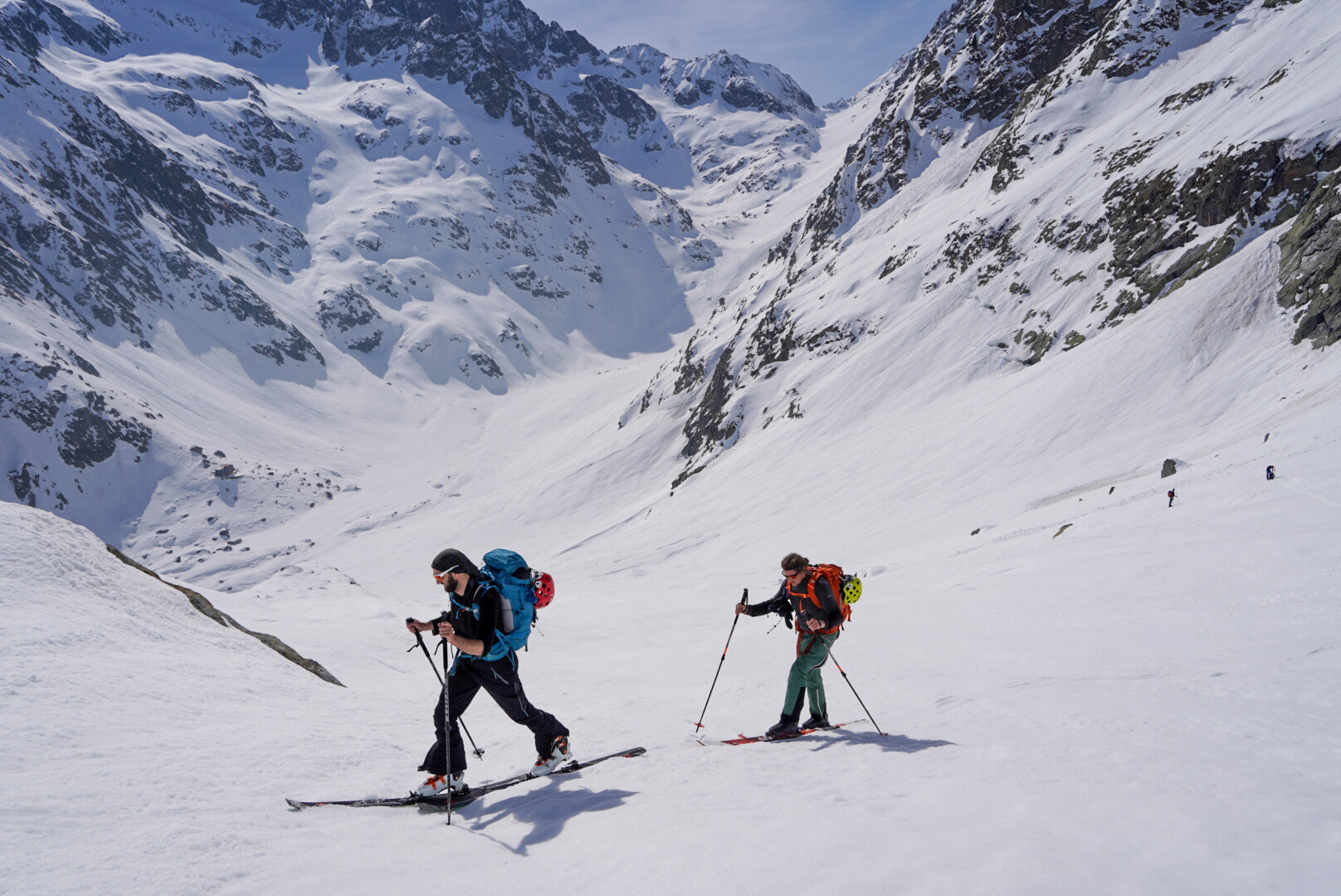 vallée encaissée du massif de l'Argentera vue depuis les hauteurs