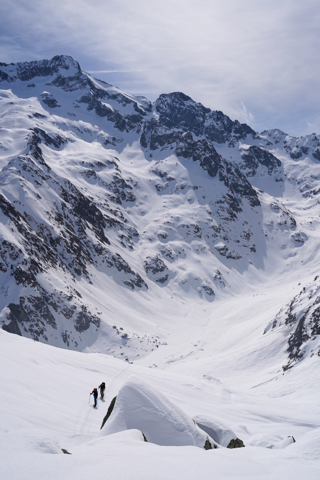 grand sommet rocheux dominant un vallon enneigé, massif de l'Argentera