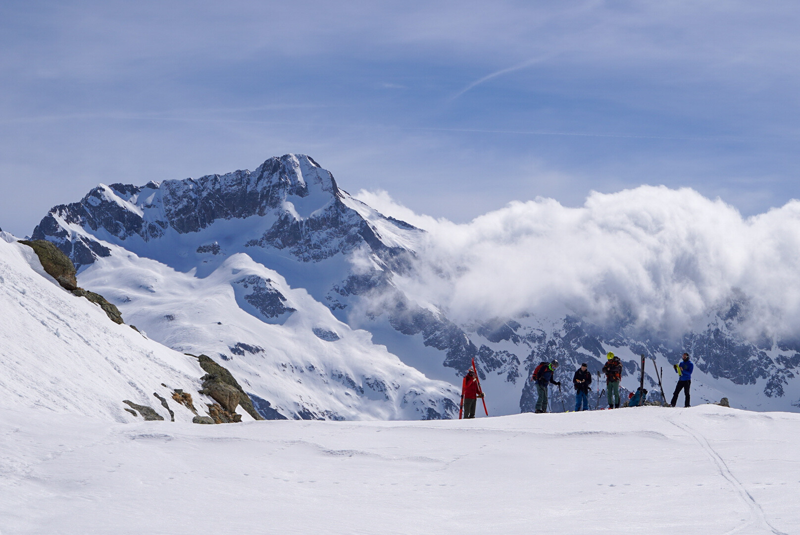 skieur de randonnée descendant seul une pente ouverte