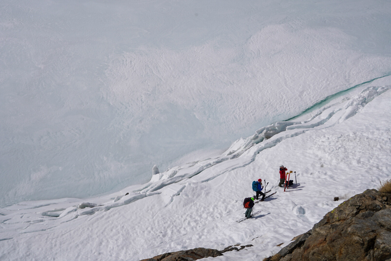 groupe de skieurs de randonnée face à un large cirque enneigé