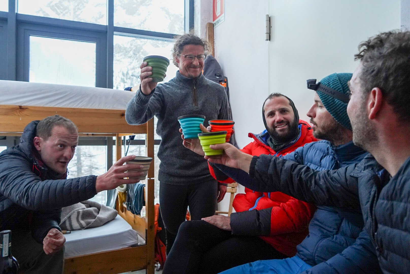 groupe de skieurs de randonnée progressant sous un grand sommet pointu