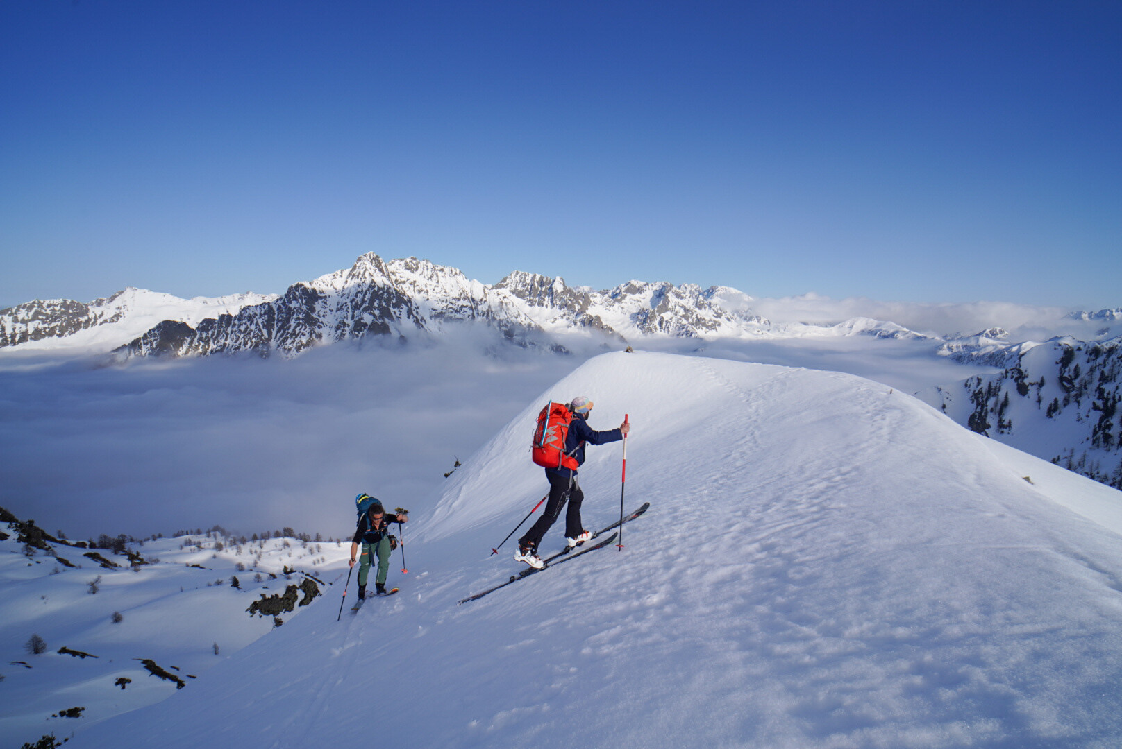 skieur de randonnée progressant seul sous un ciel nuageux