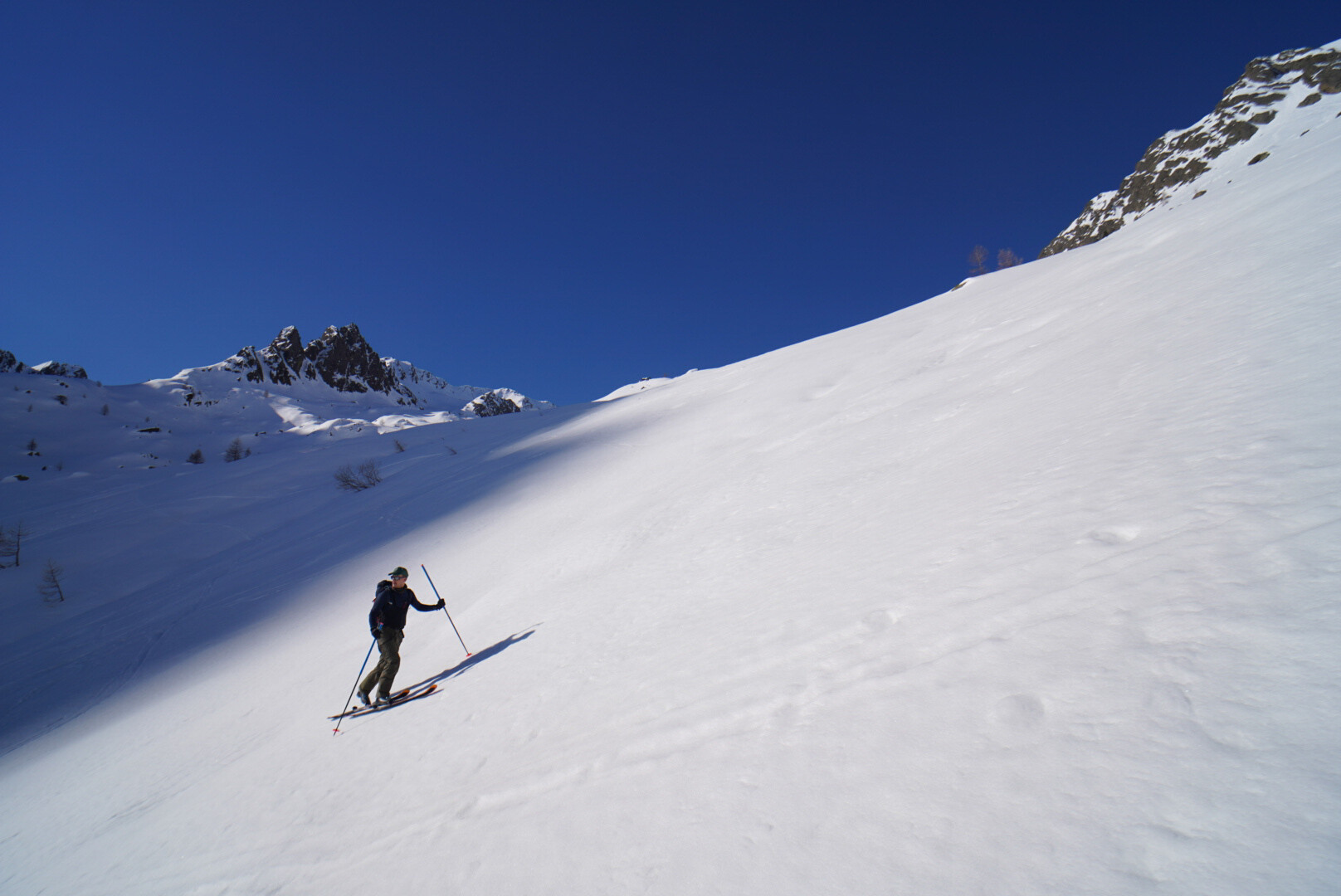deux skieurs de randonnée progressant sur un glacier