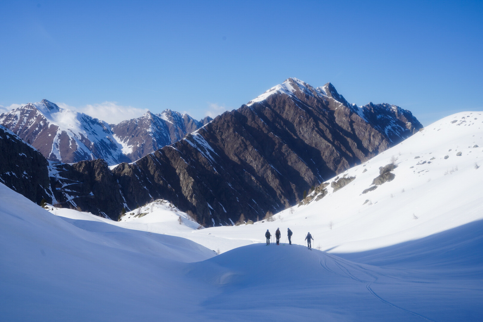 panorama sur une chaîne de montagnes enneigées sous un ciel nuageux