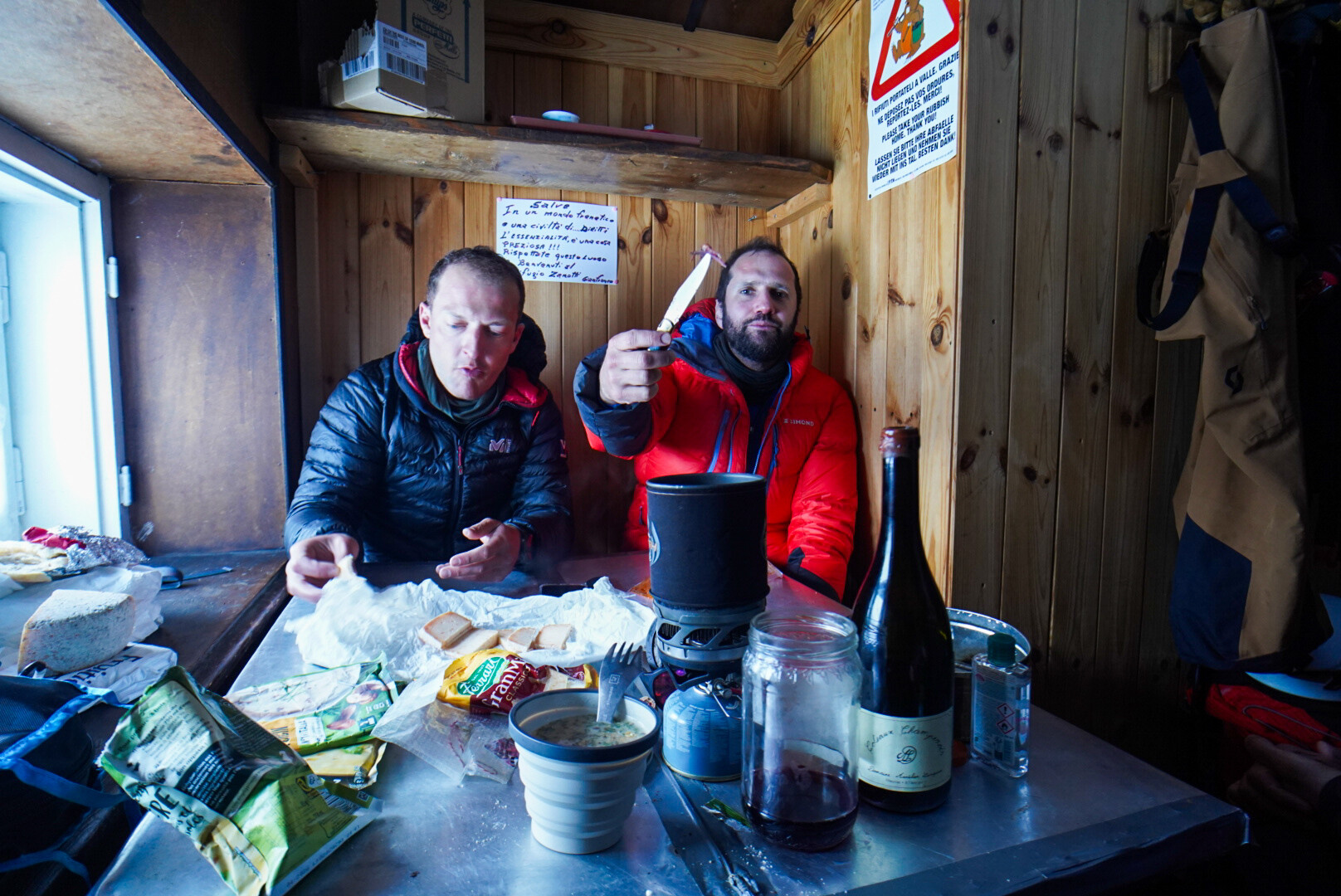 deux skieurs de randonnée montant vers un sommet frontalier