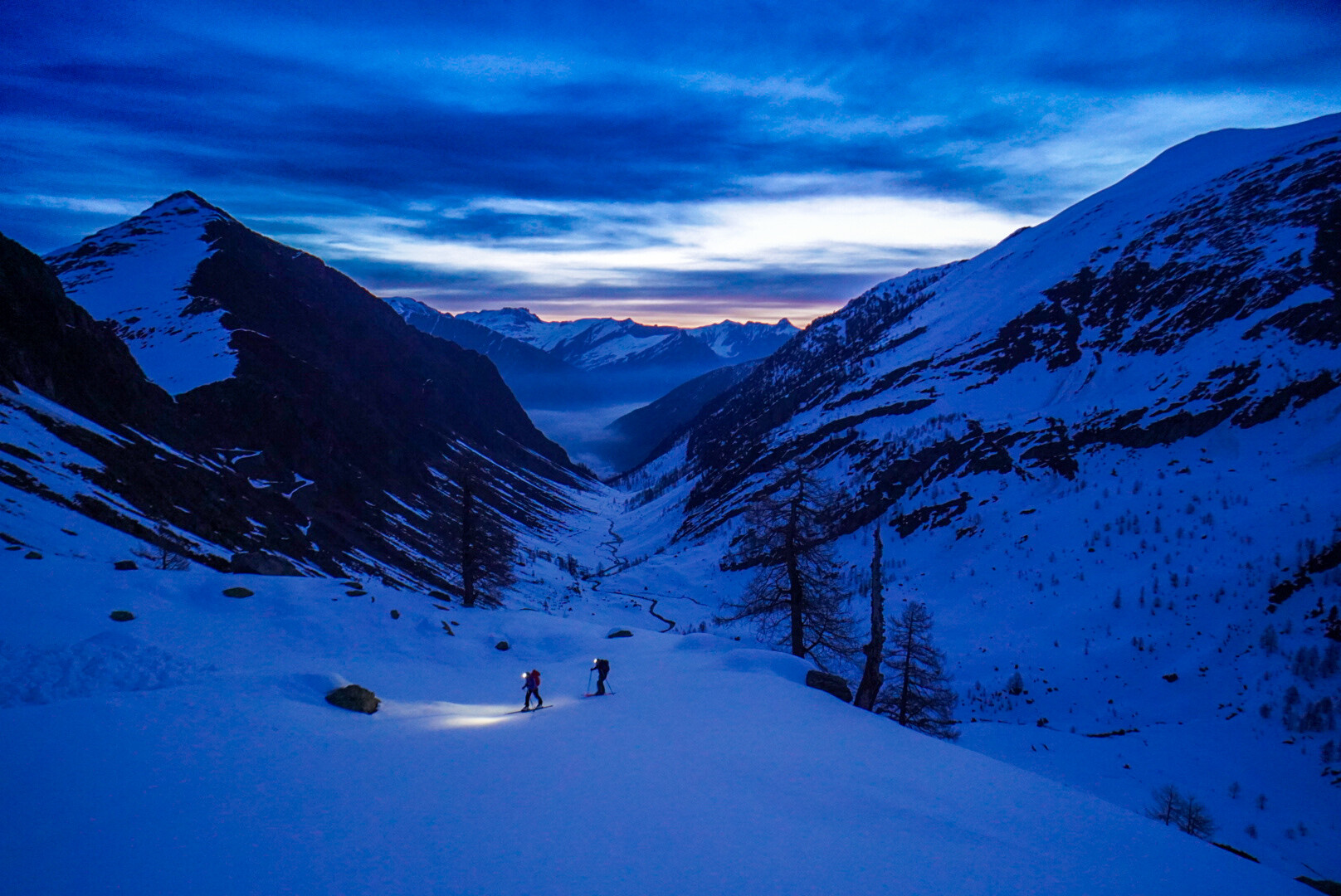 refuge de montagne intérieur, groupe attablé au petit-déjeuner