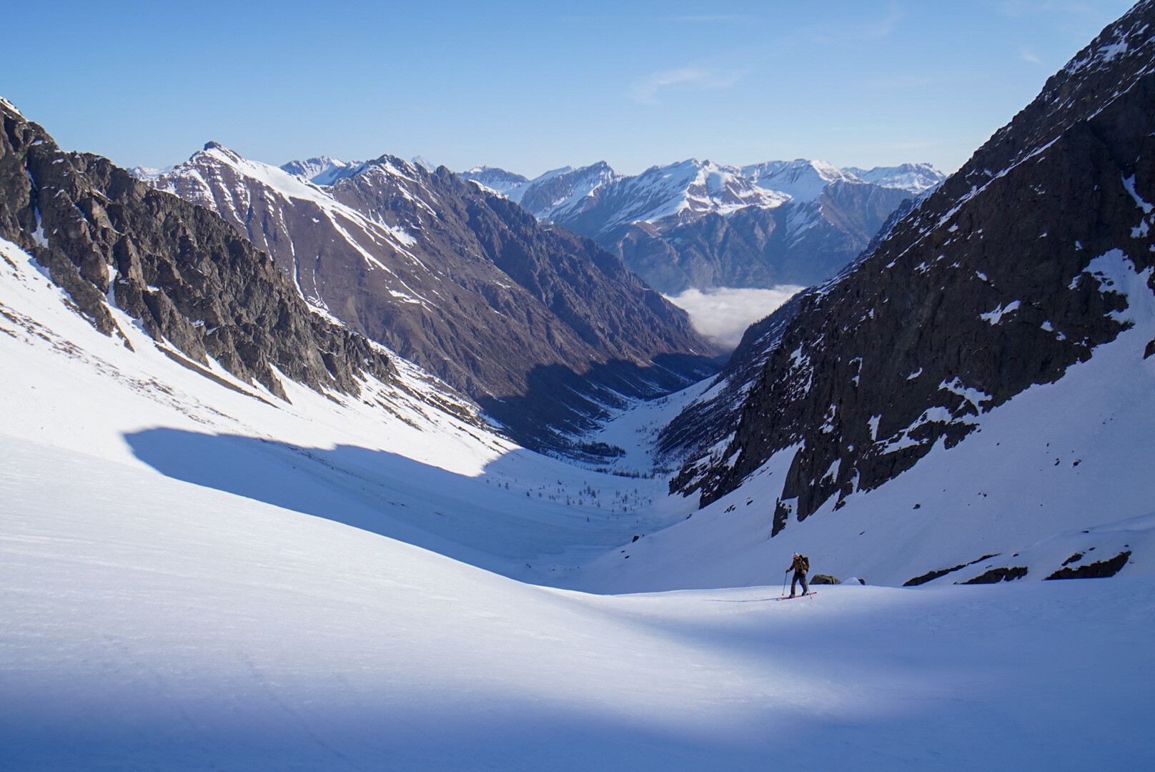 lever de soleil sur une vallée encaissée du massif de l'Argentera