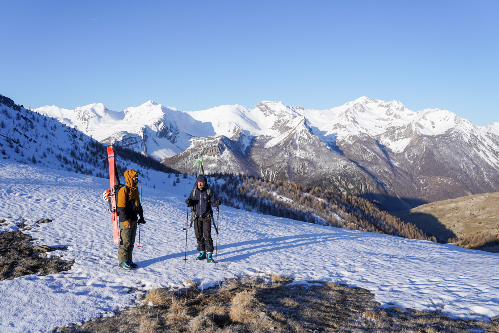 large vallon enneigé parcouru par un groupe de skieurs de randonnée