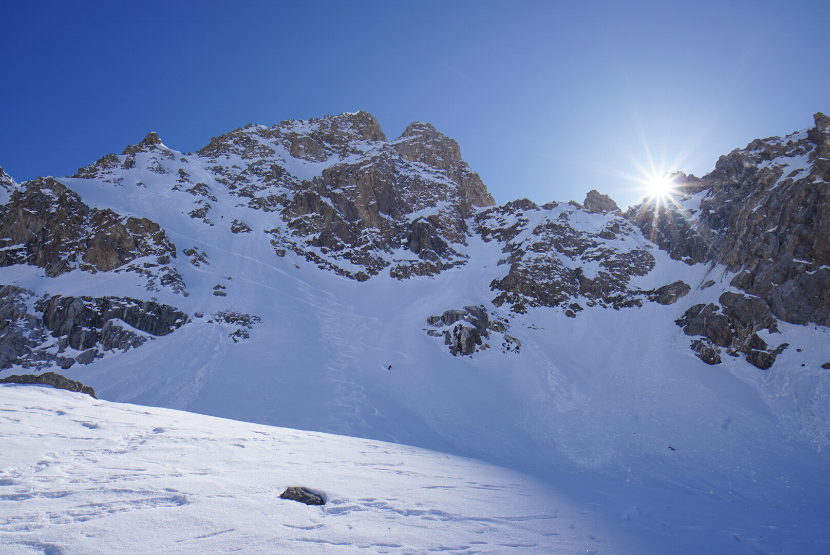 deux skieurs de randonnée équipés, en pause avant une descente