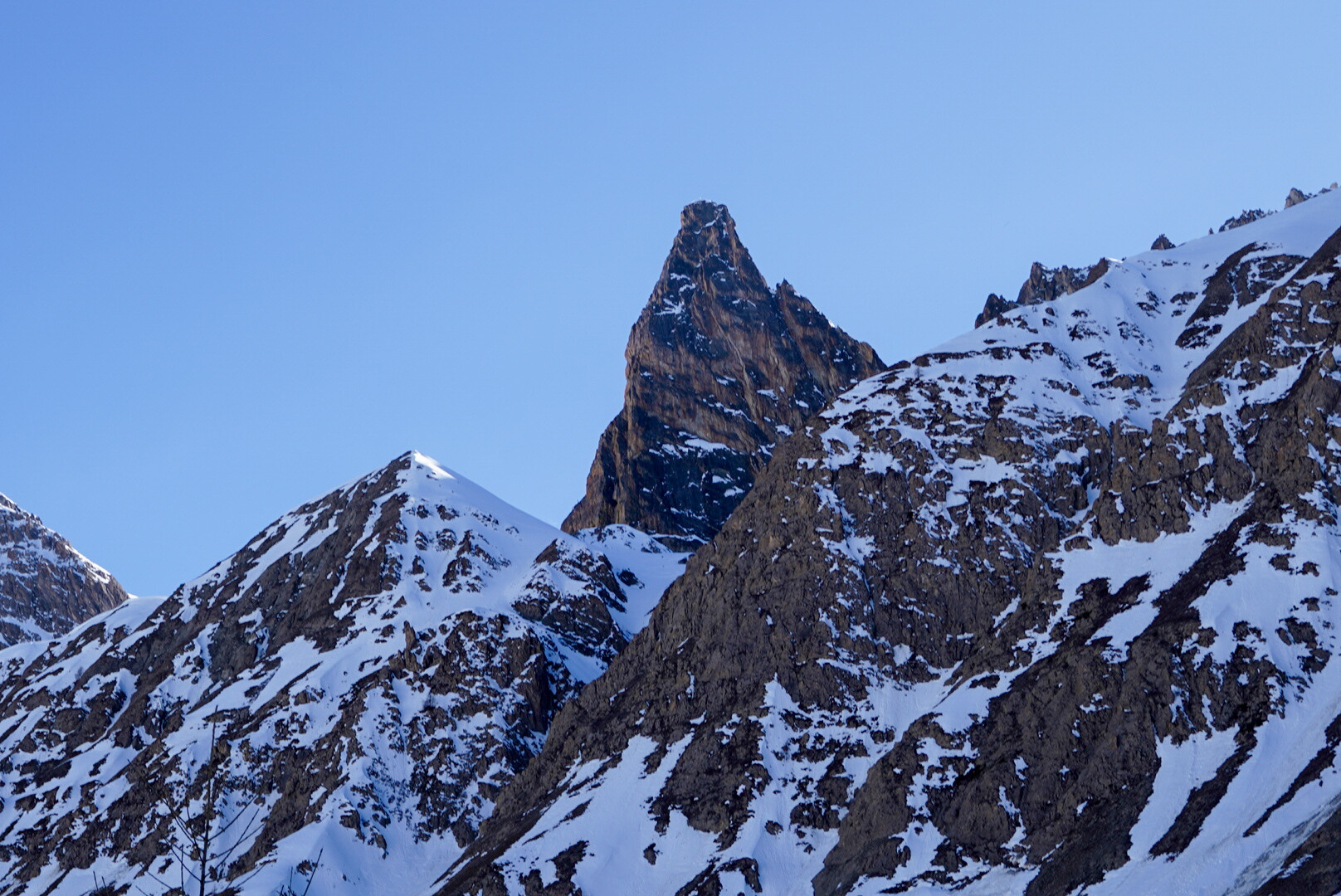 panorama montagneux sur le secteur du Val Varaita depuis une crête