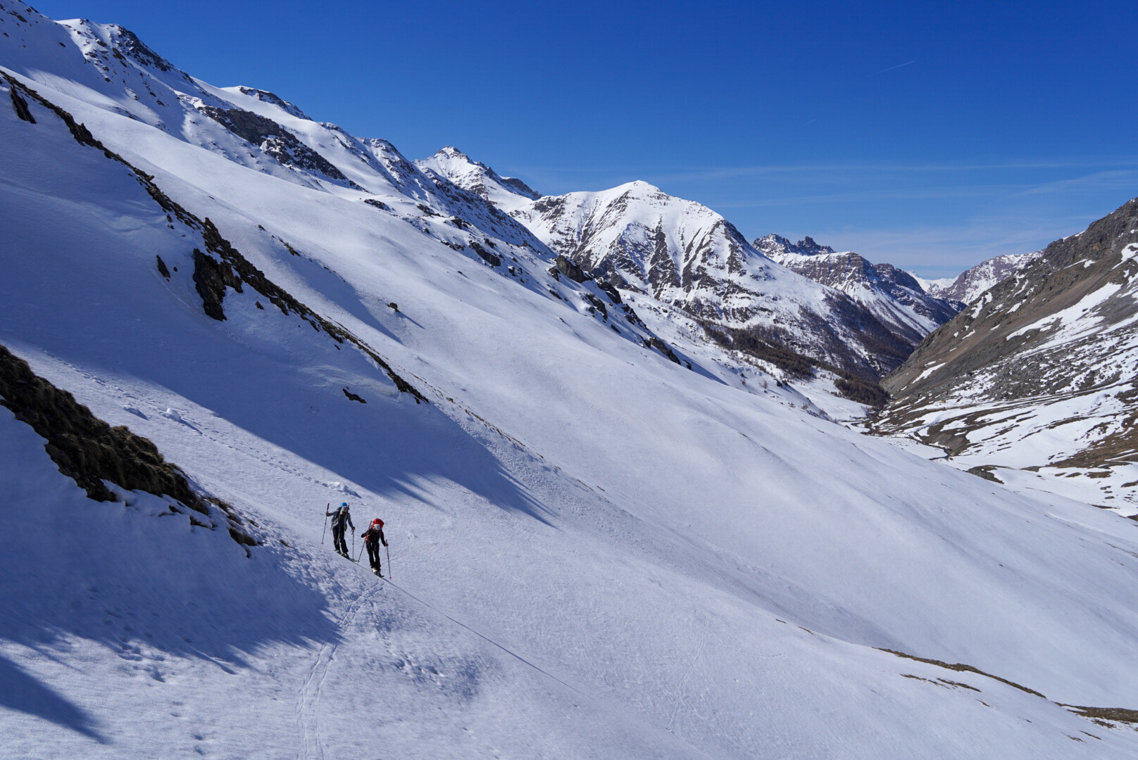 skieur de randonnée solitaire au pied d'un sommet pointu
