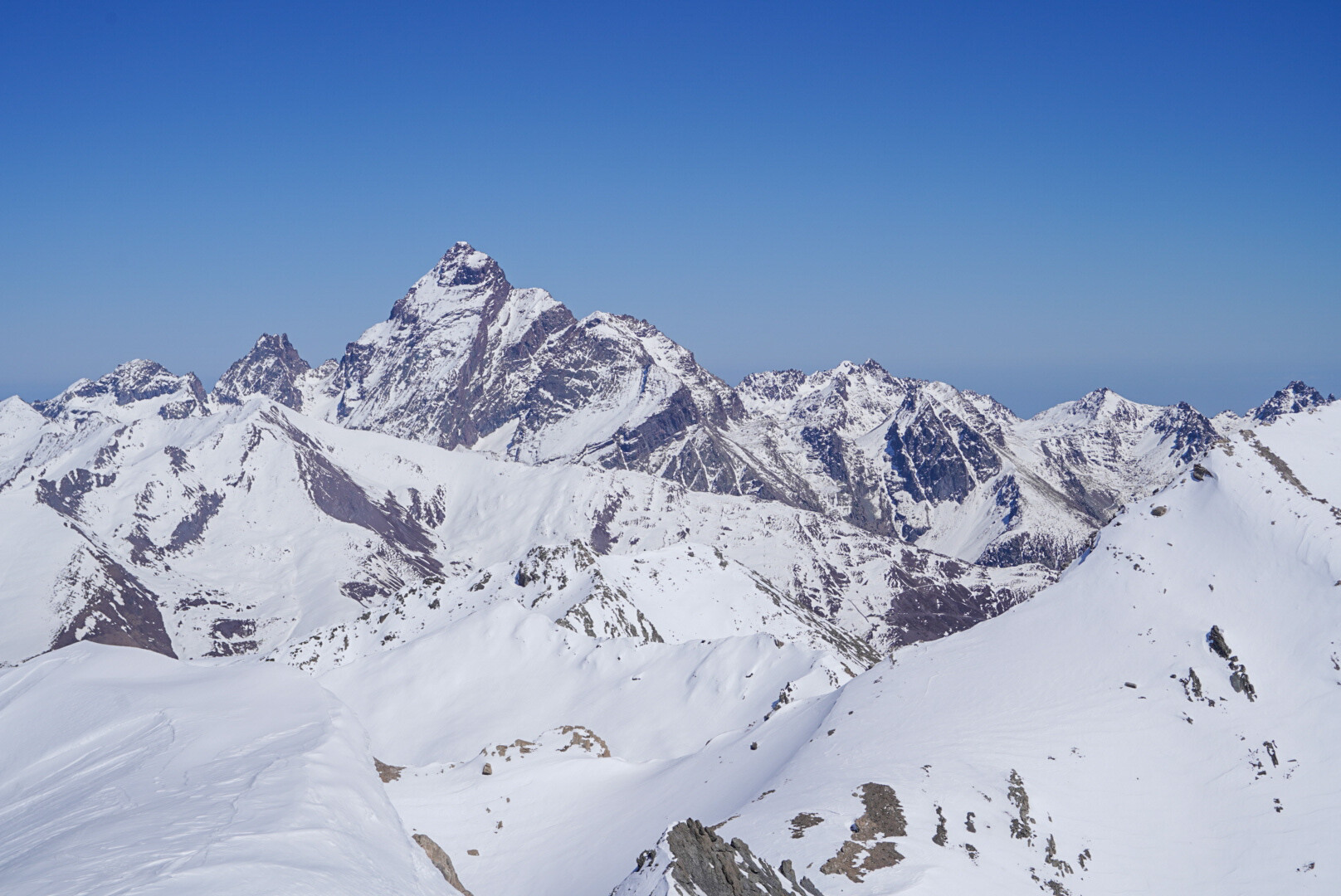 groupe de skieurs de randonnée traversant un torrent au printemps