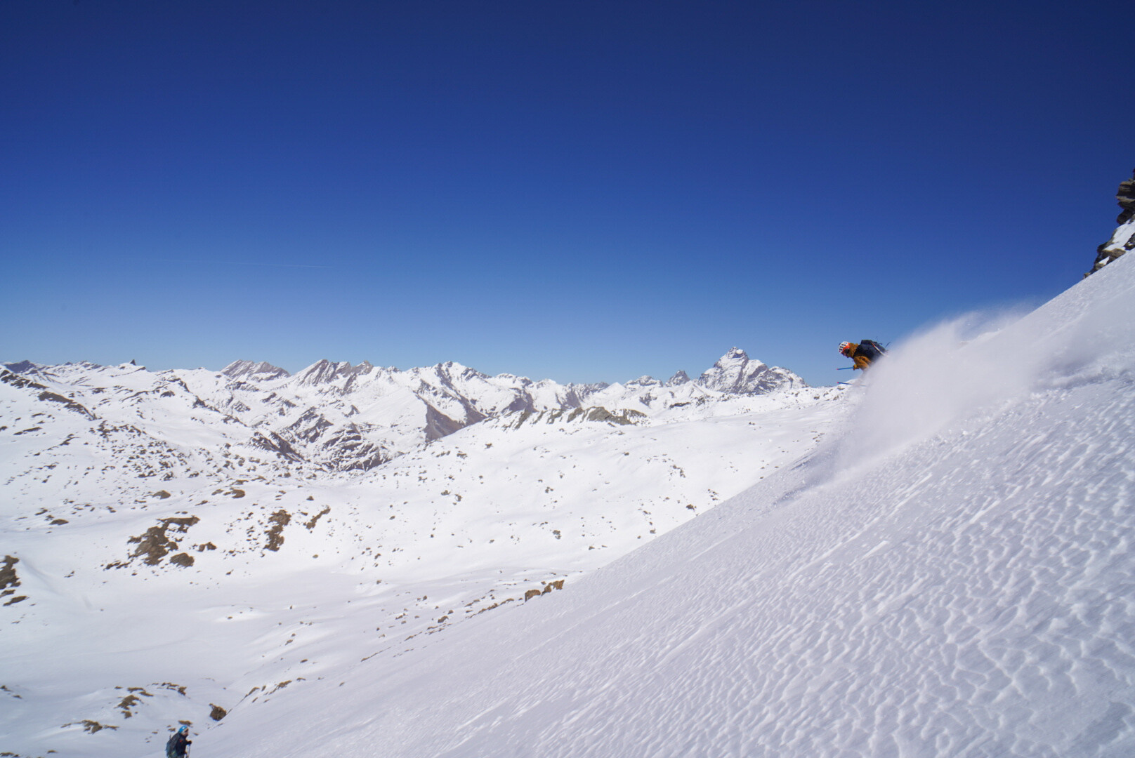 large panorama sur les sommets enneigés du Val Varaita