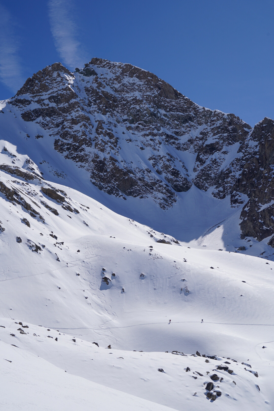 sommet rocheux effilé dominant un vallon enneigé, secteur du Val Varaita
