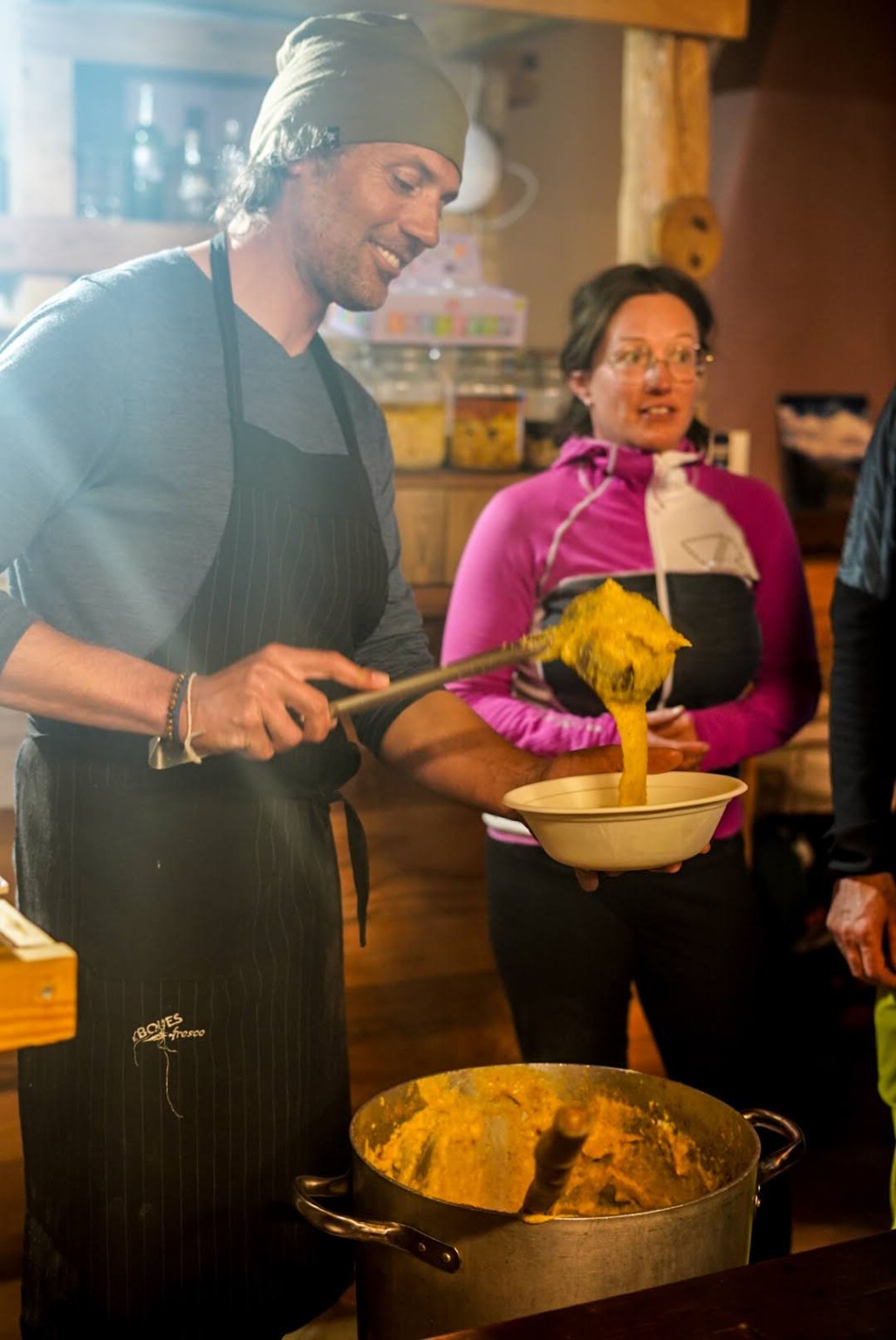 Service de la polenta au refuge de Valasco pendant la traversée de l'Argentera