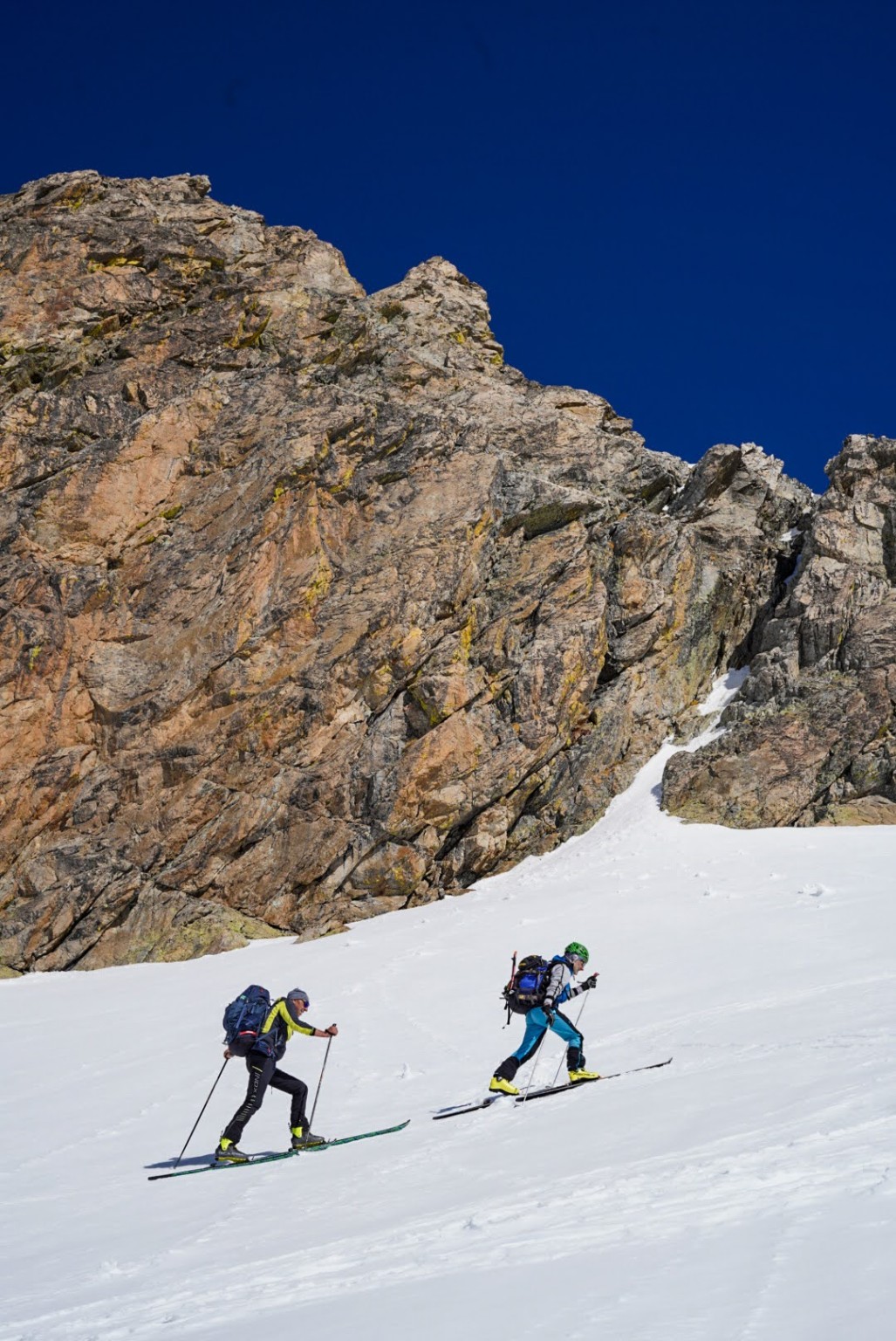 Skieurs de randonnée sous une paroi rocheuse, massif du Mercantour