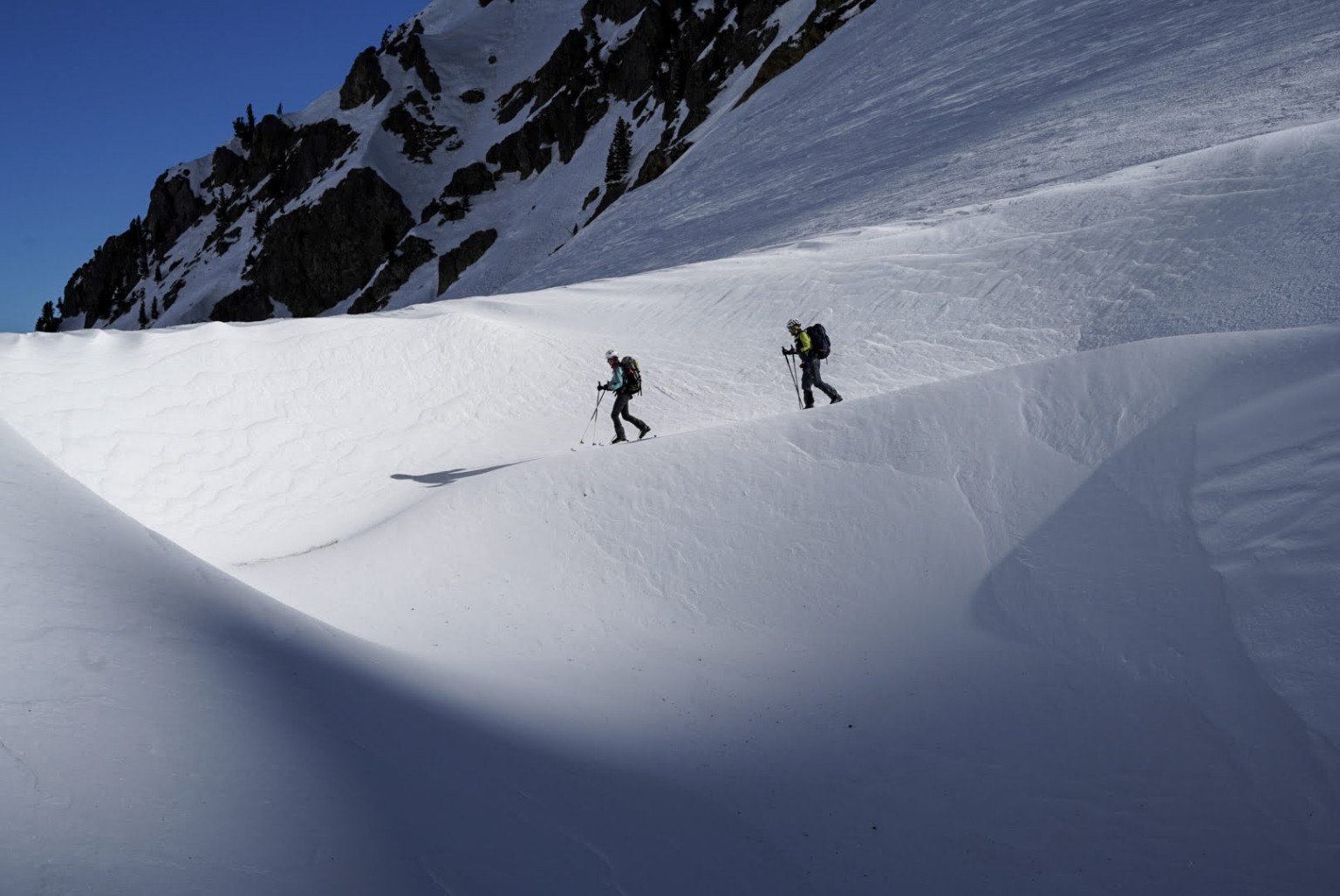 Deux skieurs de randonnée dans un vallon enneigé du Mercantour