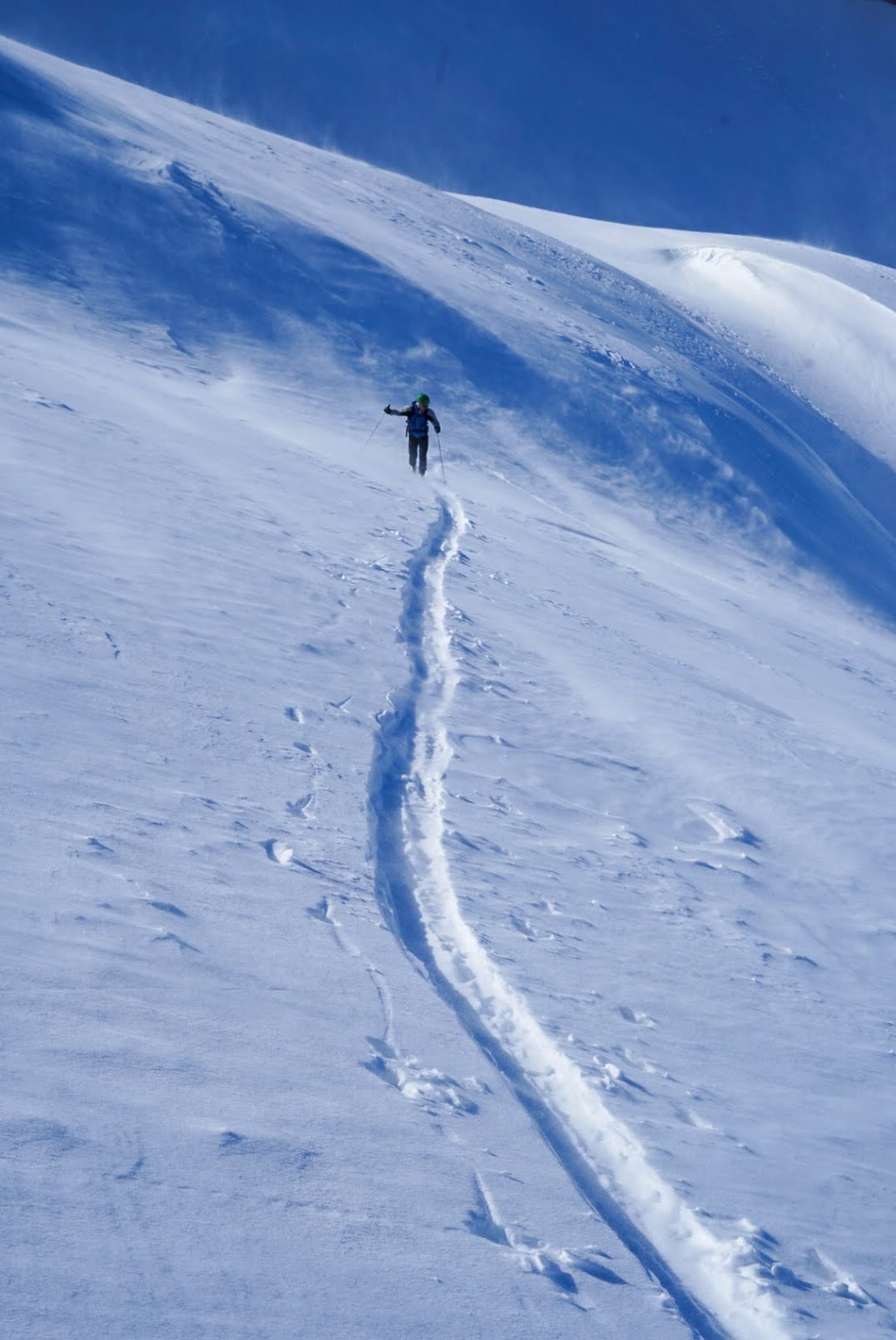 Skieur de randonnée seul dans le vent et la neige transportée, massif du Mercantour