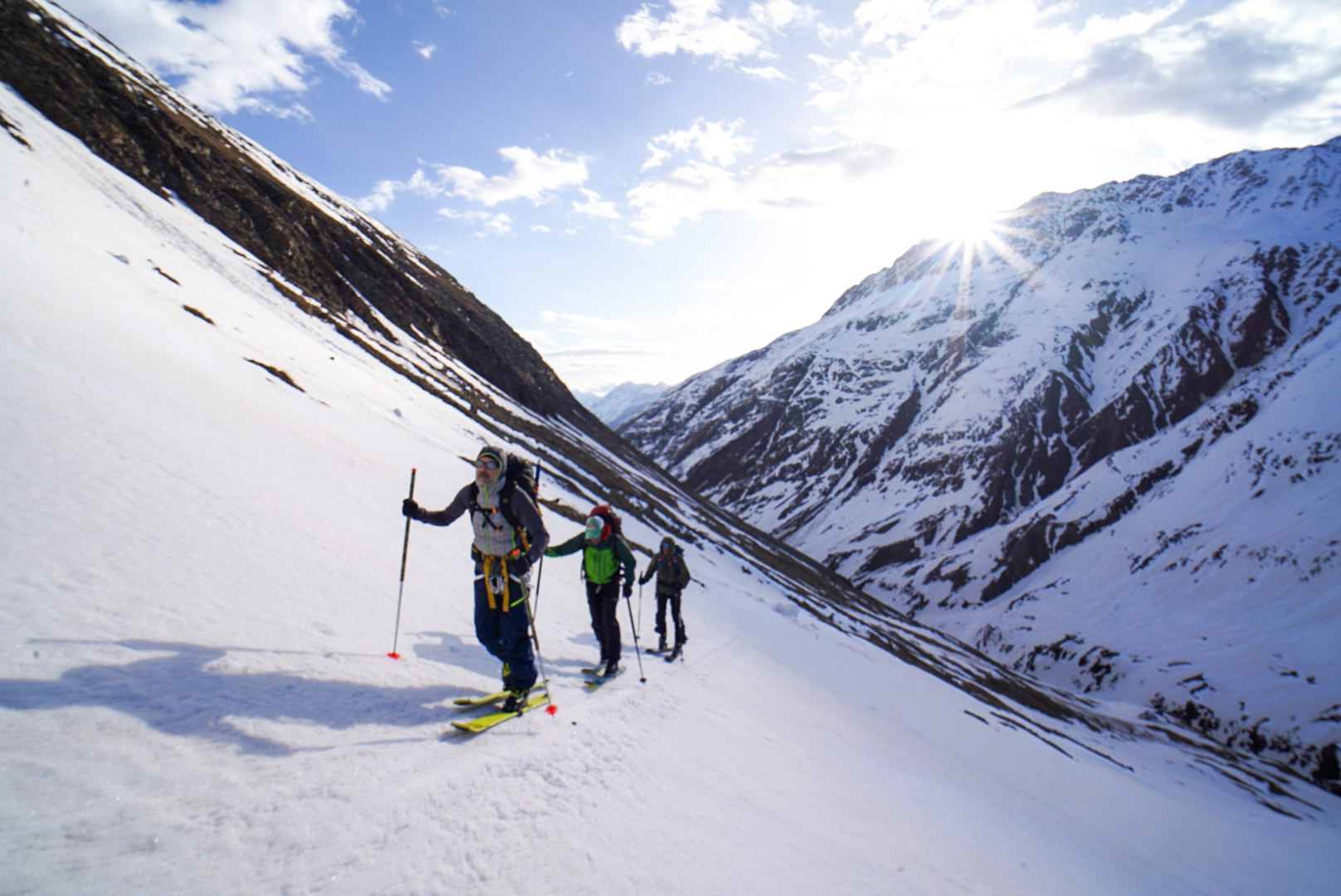 Groupe progressant à ski dans la lumière du matin, étape Hochjoch Hospiz – Vernagthütte, dans les Alpes de l’Ötztal en Autriche.
