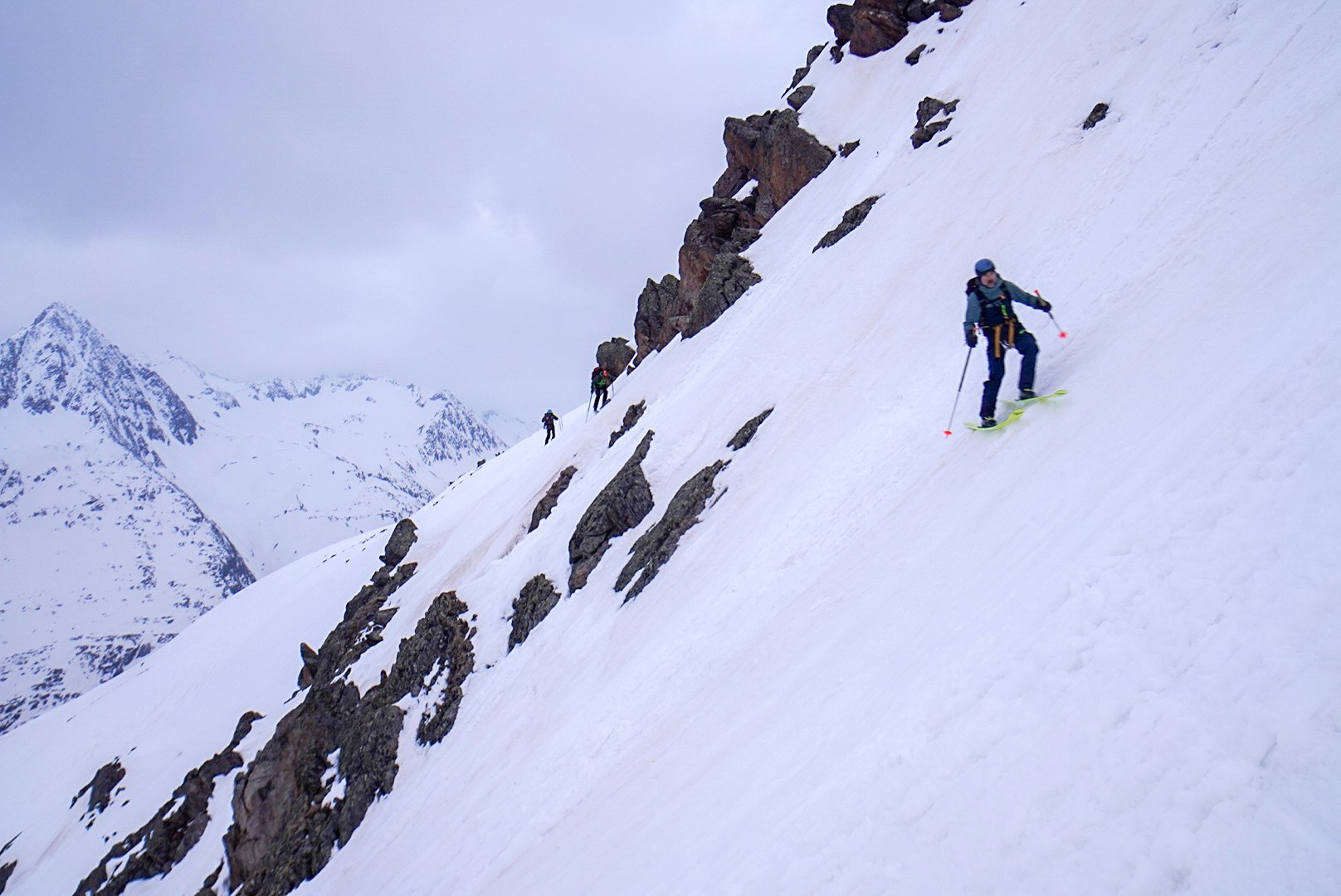 Skieur négociant une pente entre les rochers, étape Vernagthütte – Sölden, dans les Alpes de l’Ötztal en Autriche.
