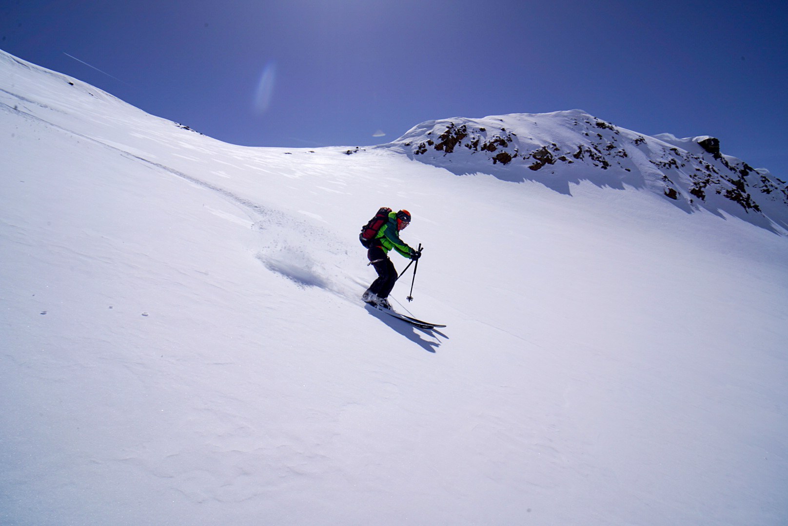 Skieur déclenchant un virage dans une grande pente blanche, étape Martin-Busch-Hütte – Hochjoch Hospiz, dans les Alpes de l’Ötztal en Autriche.