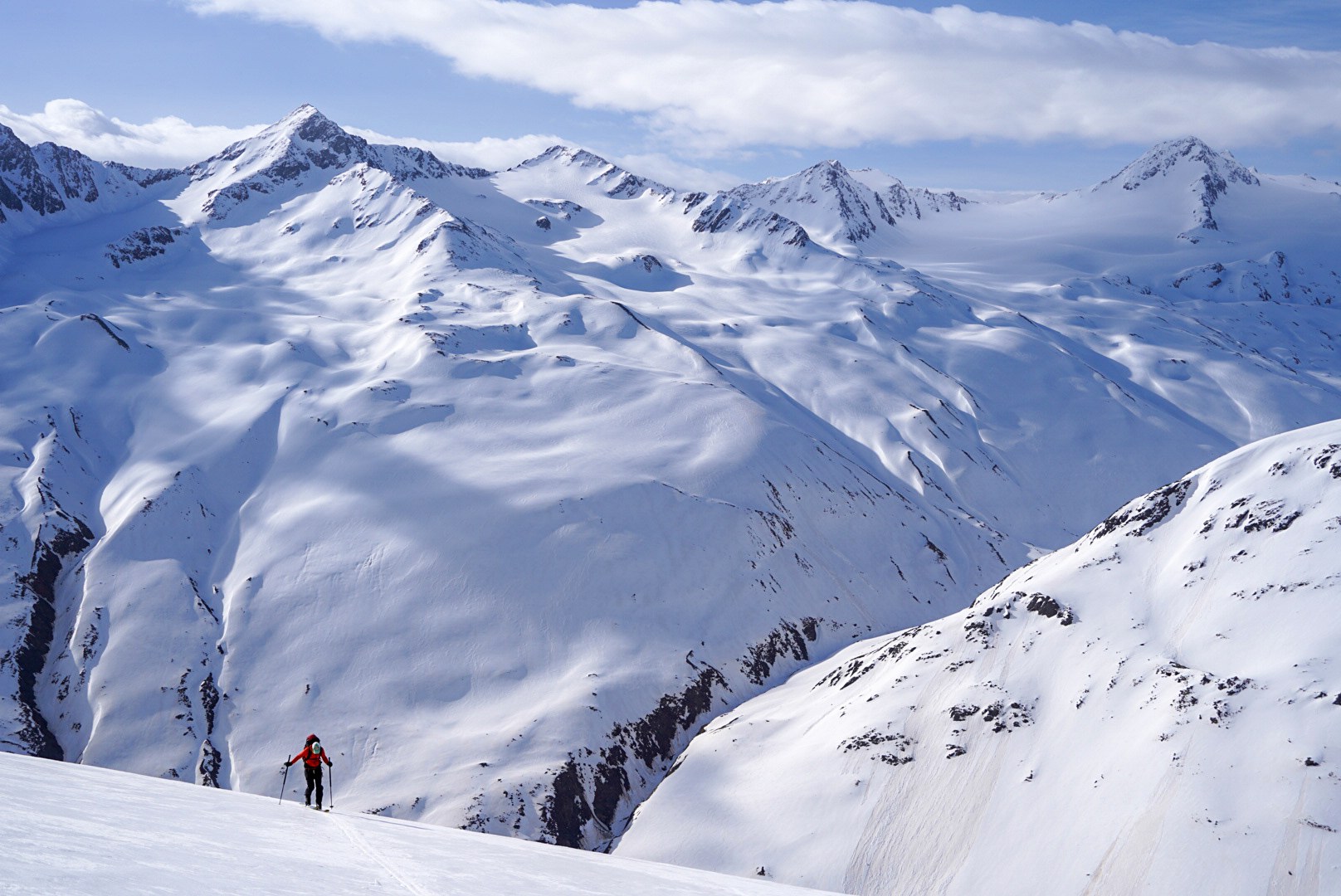Skieurs progressant dans un vaste paysage glaciaire, étape Hochjoch Hospiz – Vernagthütte, dans les Alpes de l’Ötztal en Autriche.