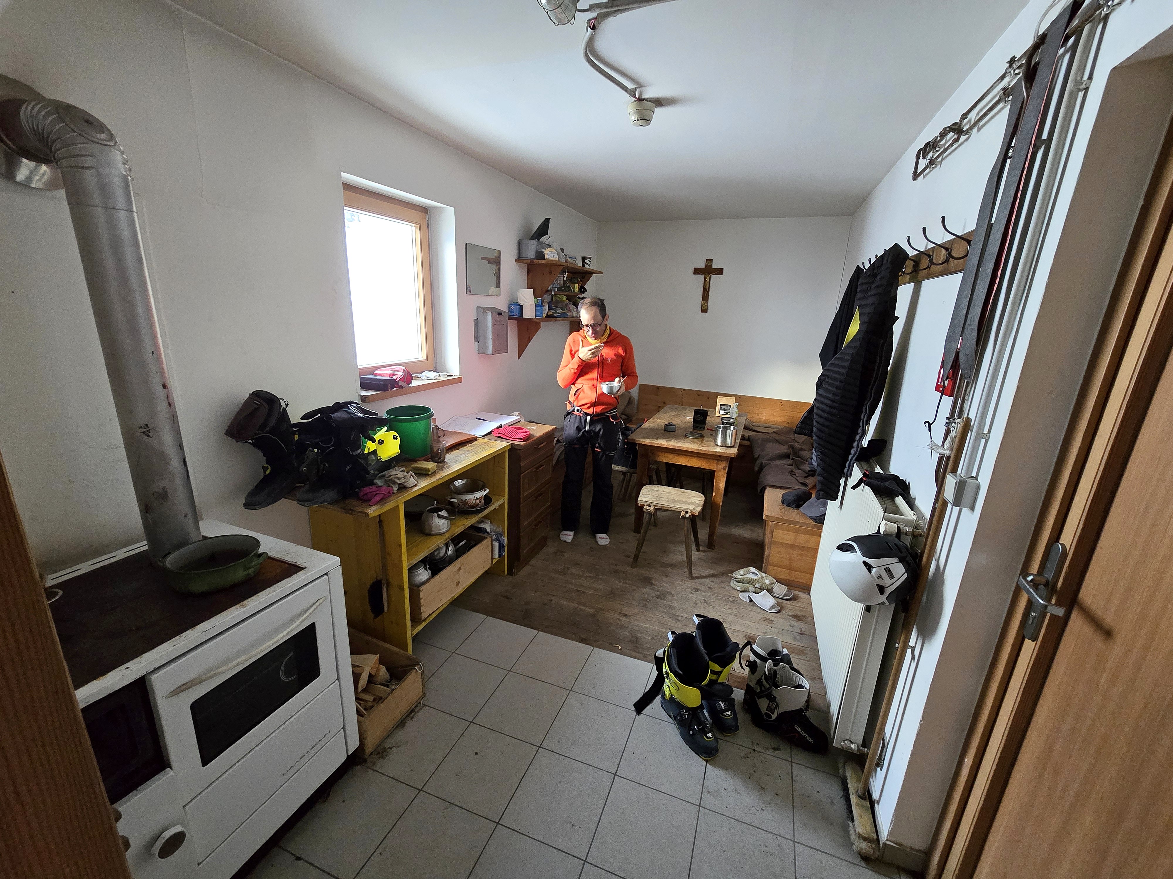 Pièce simple du refuge avec le matériel de ski prêt au départ, étape Martin-Busch-Hütte – Hochjoch Hospiz, dans les Alpes de l’Ötztal en Autriche.