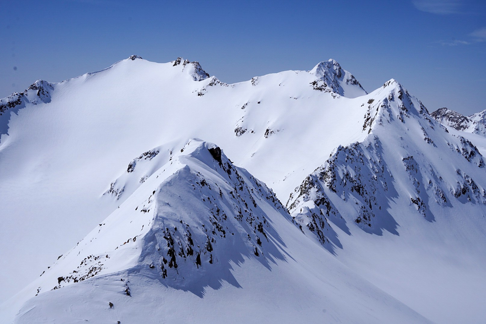 Crête neigeuse et sommets glaciaires sous un ciel bleu, étape Martin-Busch-Hütte – Hochjoch Hospiz, dans les Alpes de l’Ötztal en Autriche.