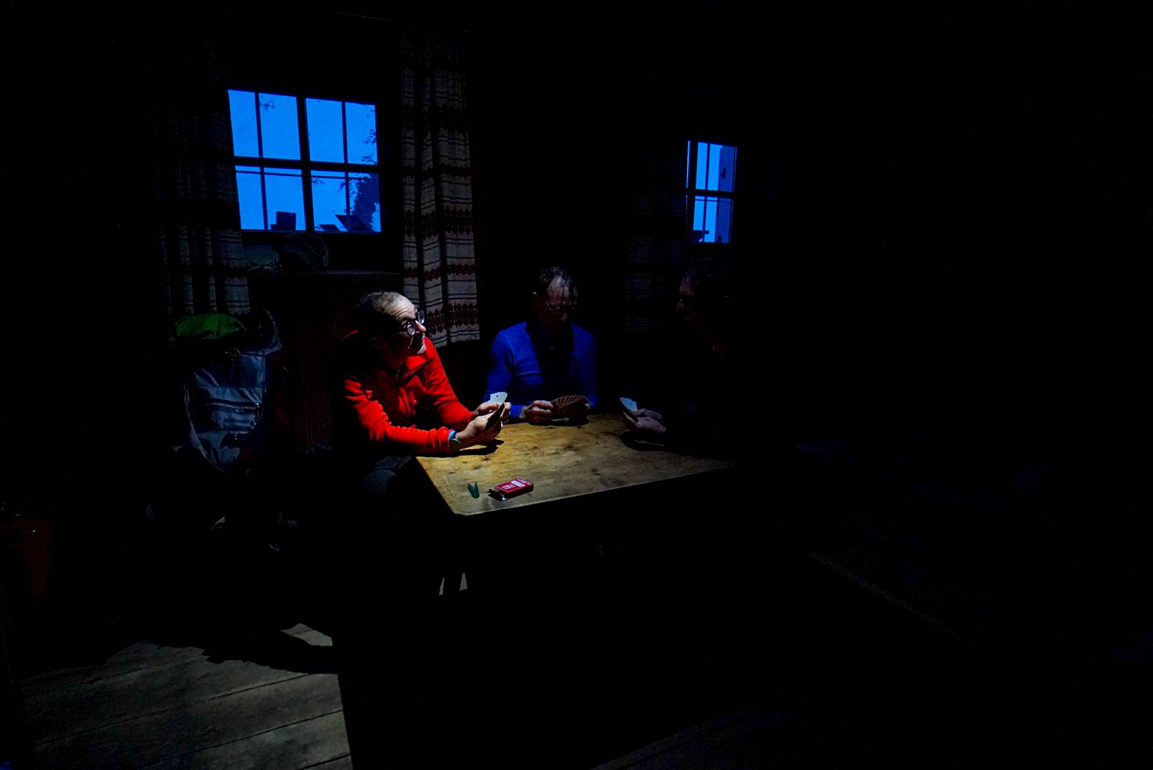 Compagnons réunis à la lueur de la frontale, étape Martin-Busch-Hütte – Hochjoch Hospiz, dans les Alpes de l’Ötztal en Autriche.