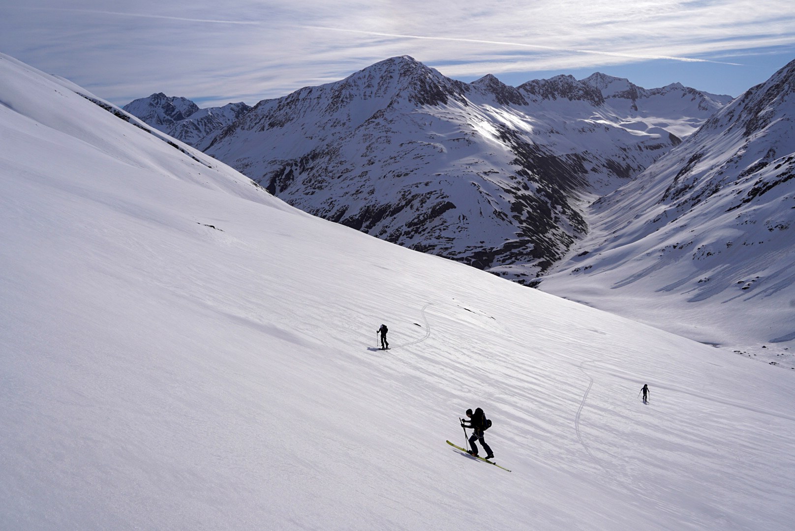 Groupe avançant face aux sommets des alpes de l’ötztal, étape Martin-Busch-Hütte – Hochjoch Hospiz, dans les Alpes de l’Ötztal en Autriche.