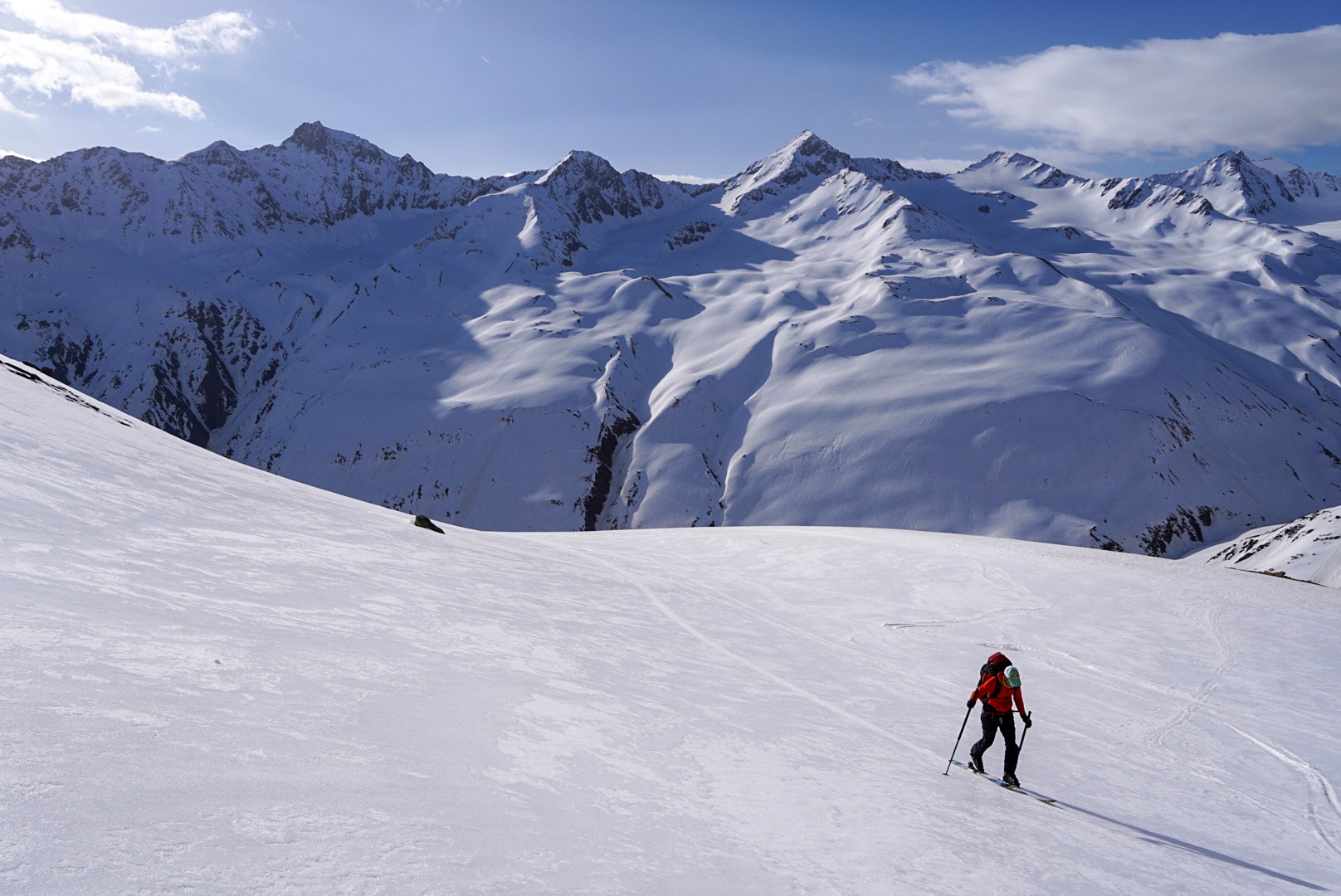 Skieur avançant au-dessus des glaciers de l’ötztal, étape Hochjoch Hospiz – Vernagthütte, dans les Alpes de l’Ötztal en Autriche.
