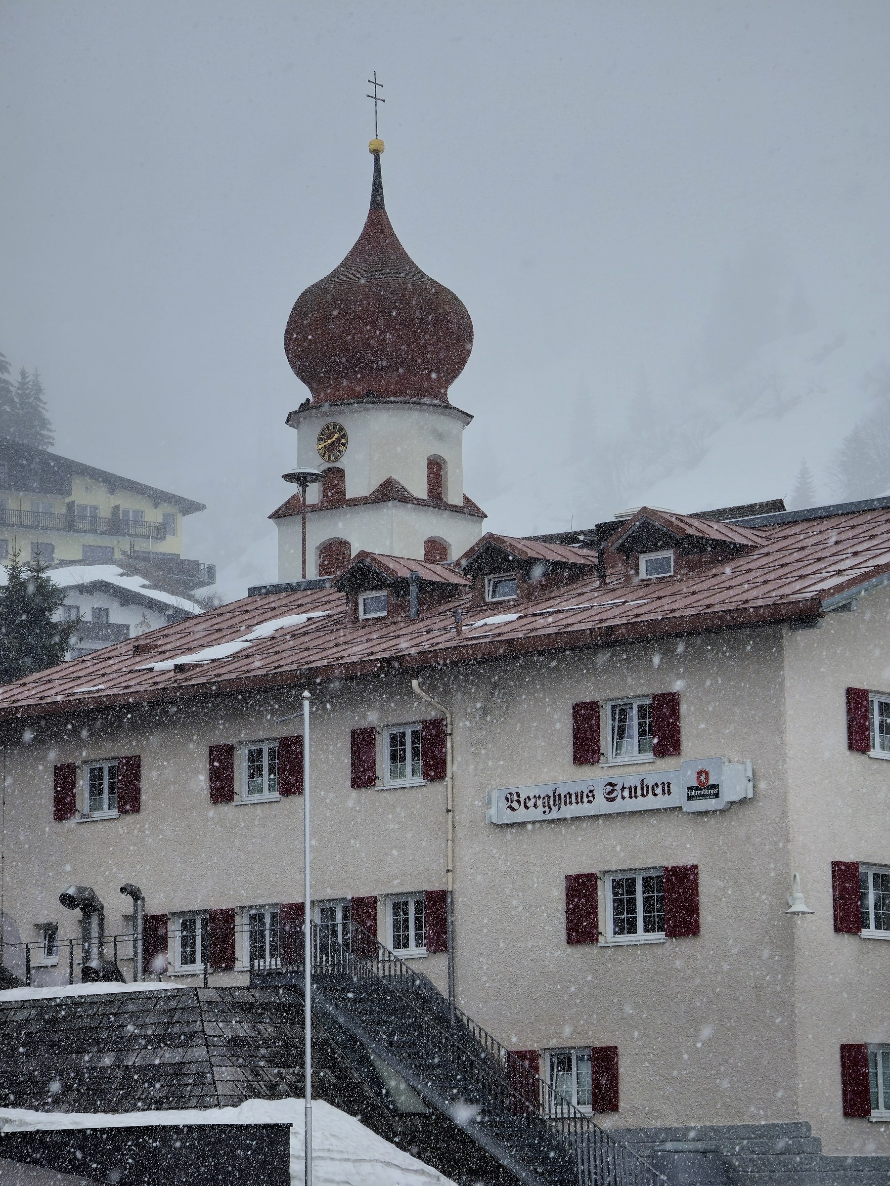 Église de montagne sous la neige pendant le tour à ski du Verwall au Tyrol, au jour 4 de l’itinérance.