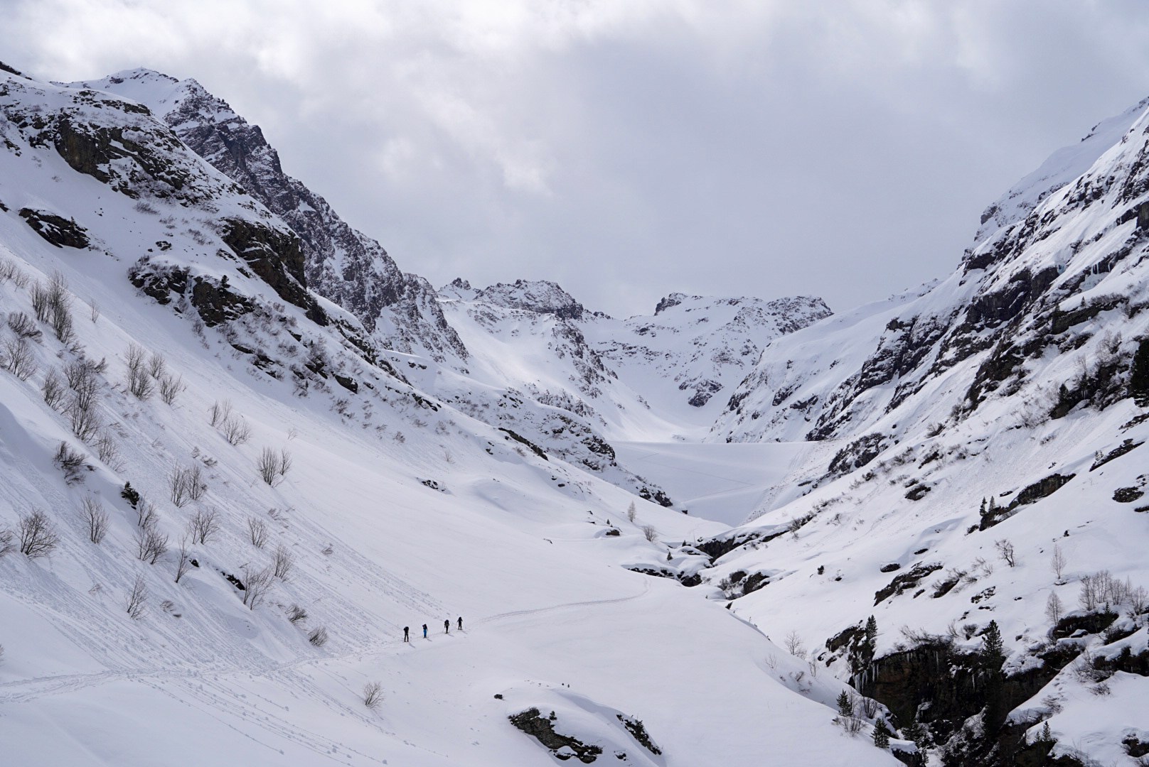 Groupe remontant un vallon encaissé pendant le tour à ski du Verwall au Tyrol, au jour 1 de l’itinérance.