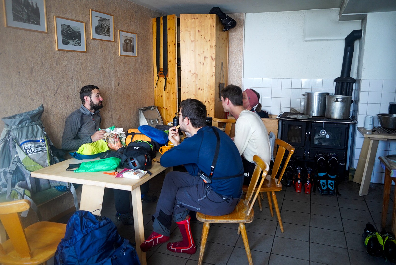Petit-déjeuner dans une cabane pendant le tour à ski du Verwall au Tyrol, au jour 2 de l’itinérance.