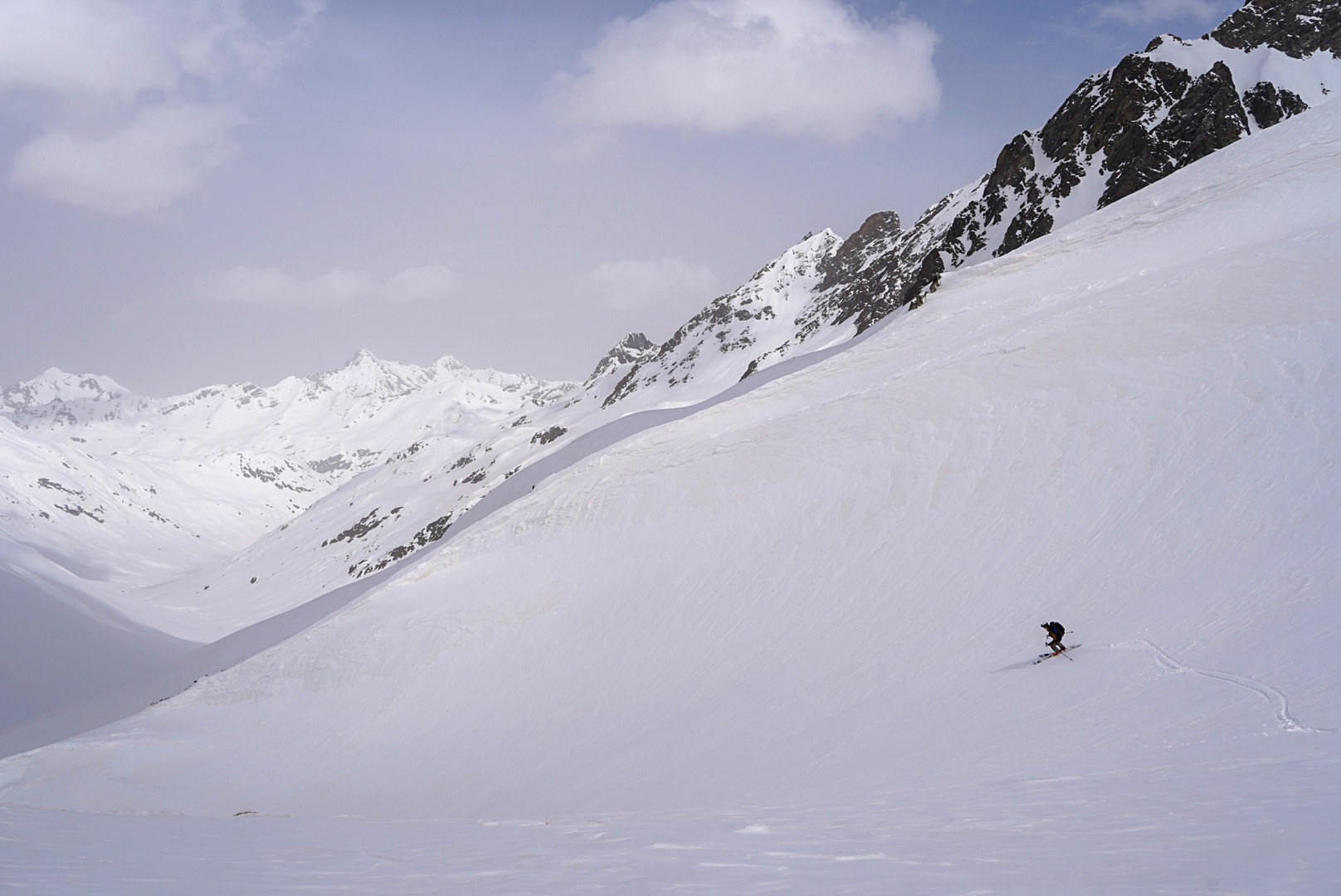 Descente sur une large pente pendant le tour à ski du Verwall au Tyrol, au jour 2 de l’itinérance.