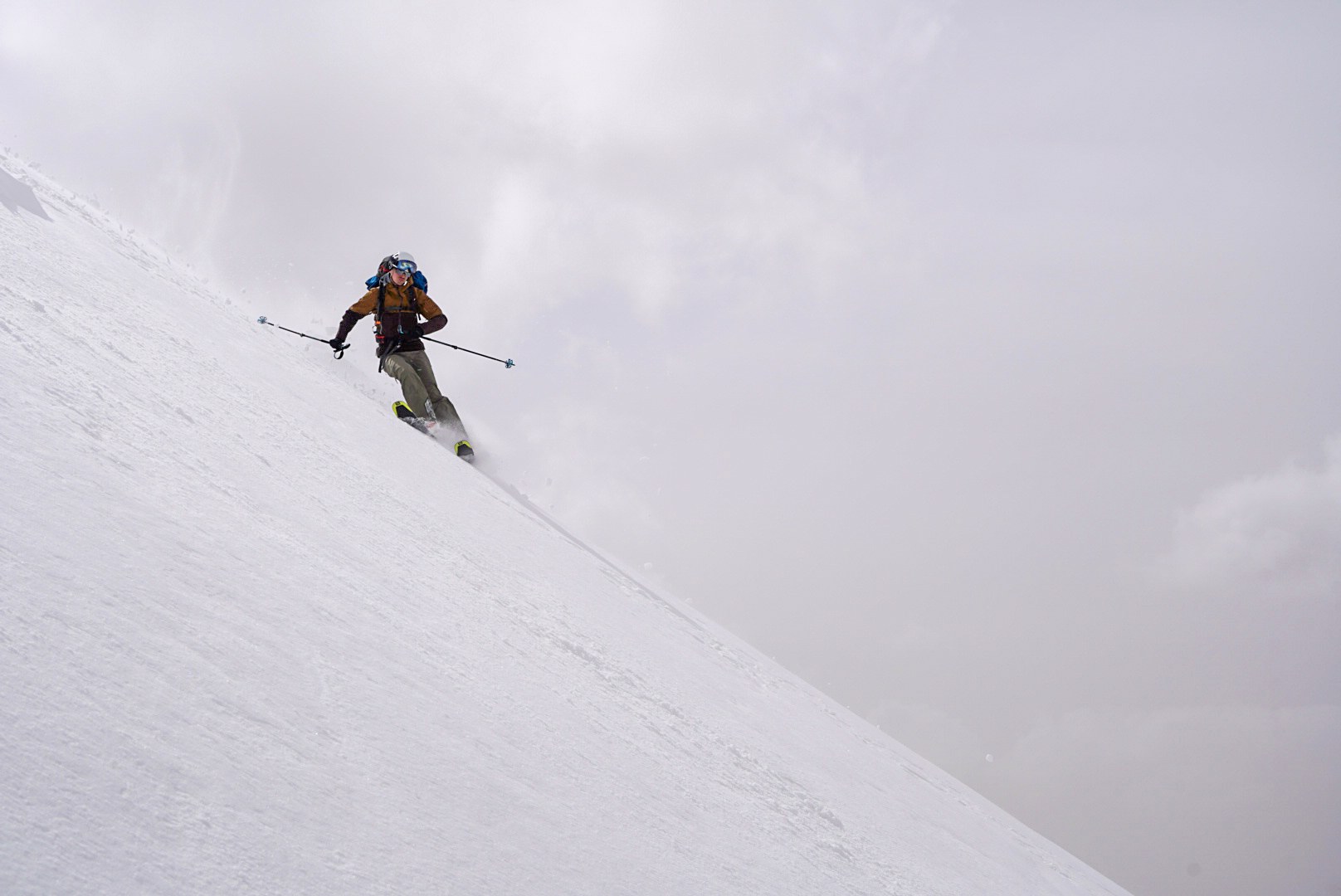 Virage dans une combe enneigée pendant le tour à ski du Verwall au Tyrol, au jour 2 de l’itinérance.
