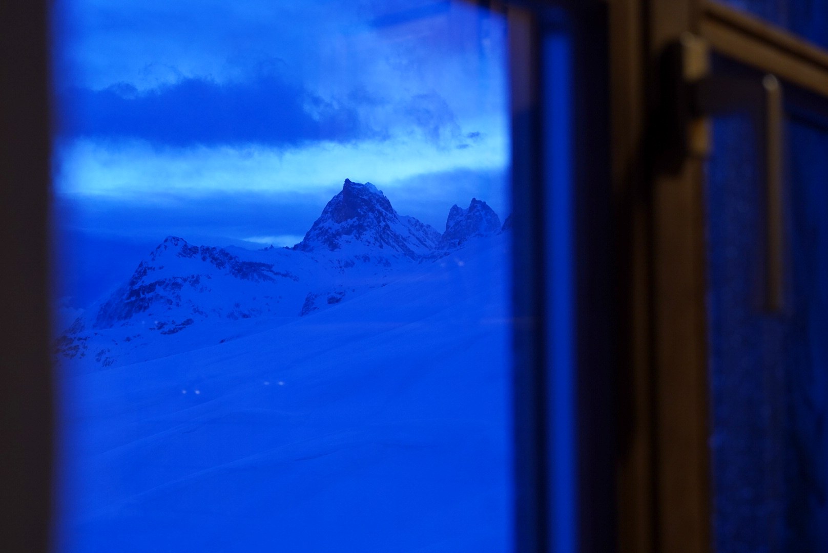 Vue matinale depuis la fenêtre du refuge pendant le tour à ski du Verwall au Tyrol, au jour 3 de l’itinérance.