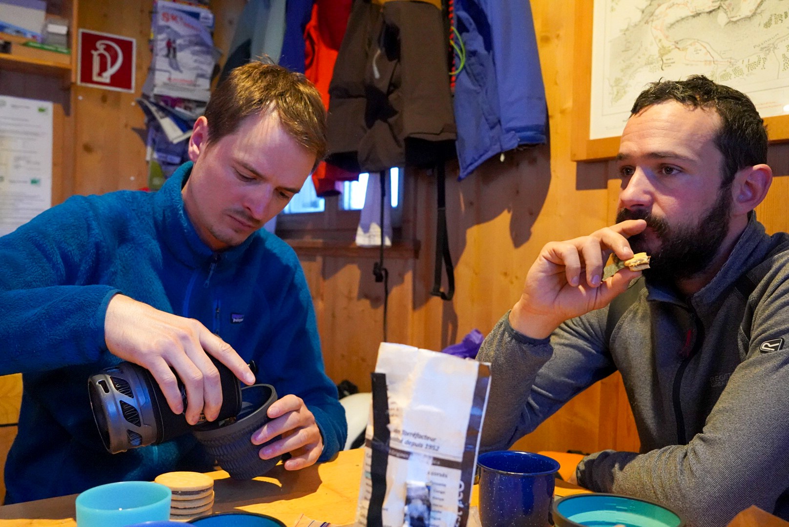 Préparation du café avant le départ pendant le tour à ski du Verwall au Tyrol, au jour 3 de l’itinérance.