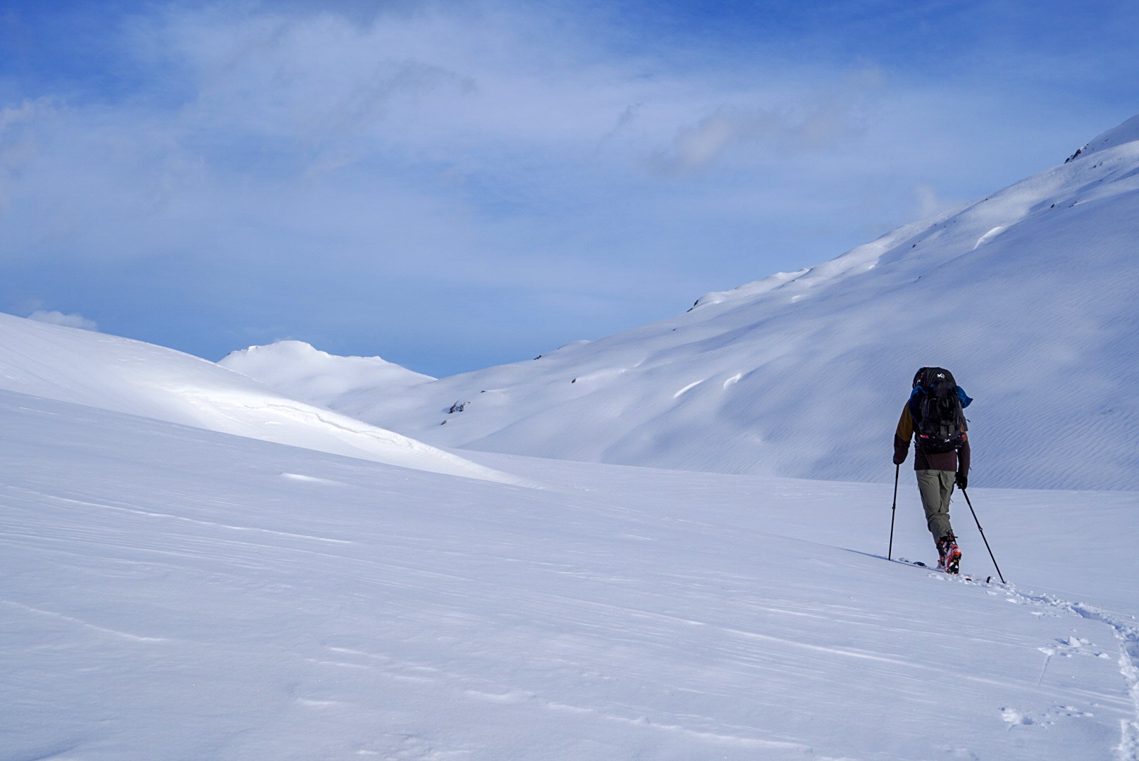 Montée solitaire sur un plateau pendant le tour à ski du Verwall au Tyrol, au jour 3 de l’itinérance.