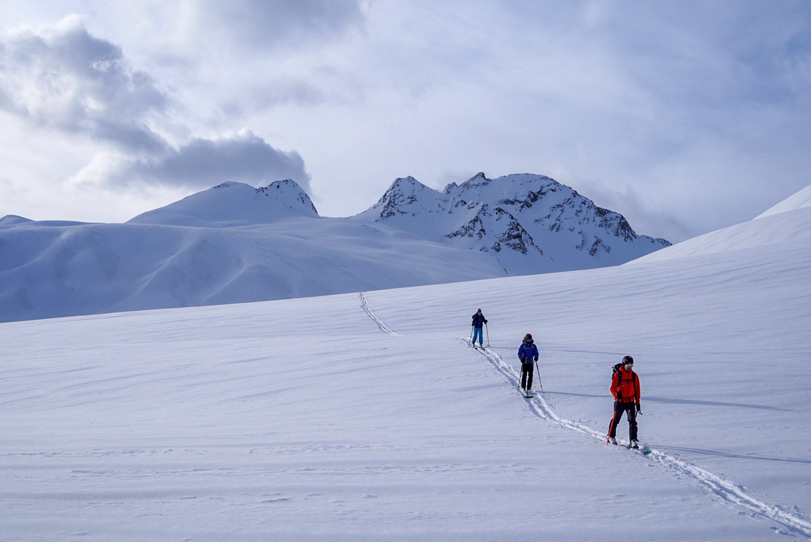 Groupe traçant dans la neige fraîche pendant le tour à ski du Verwall au Tyrol, au jour 3 de l’itinérance.