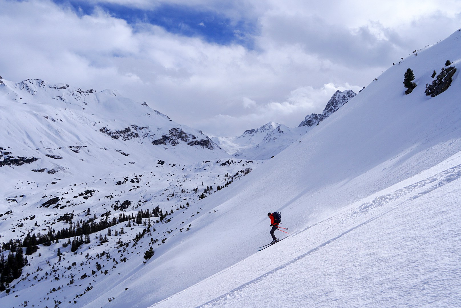 Traversée au-dessus d’un vallon pendant le tour à ski du Verwall au Tyrol, au jour 3 de l’itinérance.