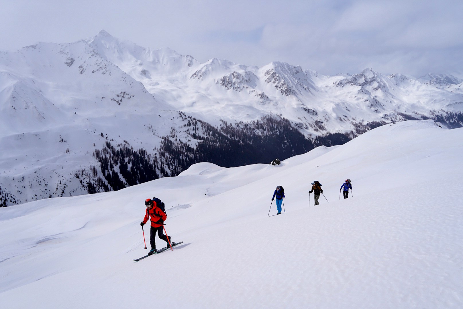 Progression vers un col du verwall pendant le tour à ski du Verwall au Tyrol, au jour 3 de l’itinérance.