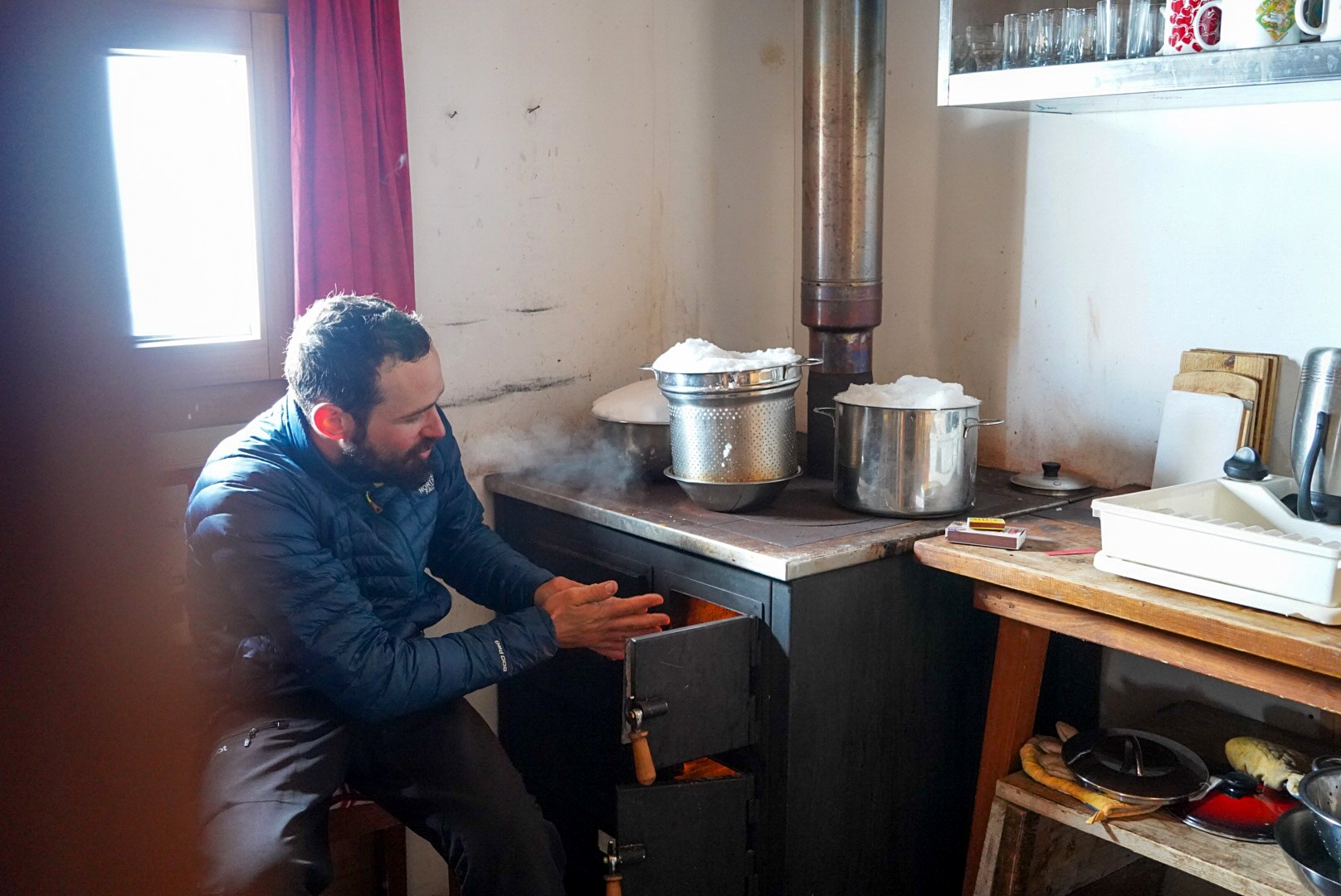 Chauffage au poêle dans la cabane pendant le tour à ski du Verwall au Tyrol, au jour 3 de l’itinérance.