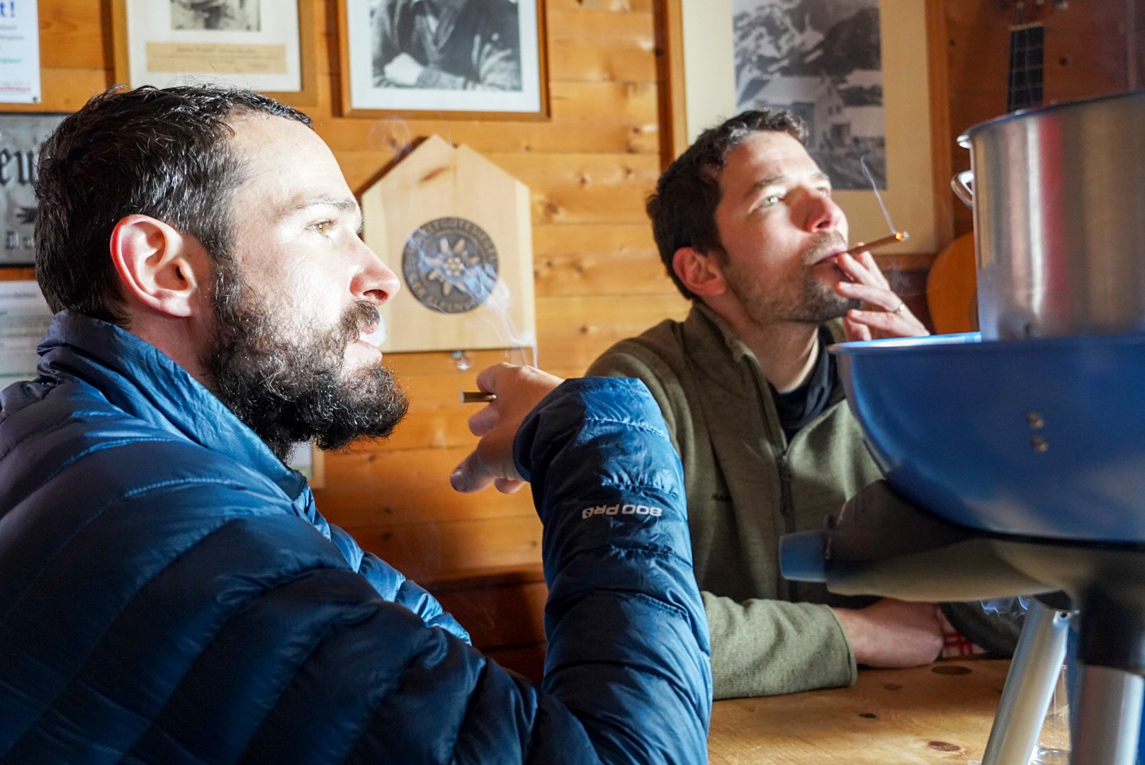Pause boisson après l’étape pendant le tour à ski du Verwall au Tyrol, au jour 3 de l’itinérance.