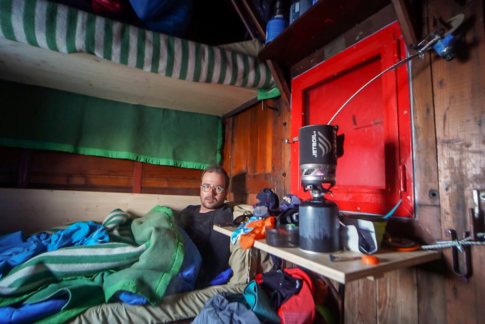 Les alpinistes s’installent dans le petit abri de haute altitude.