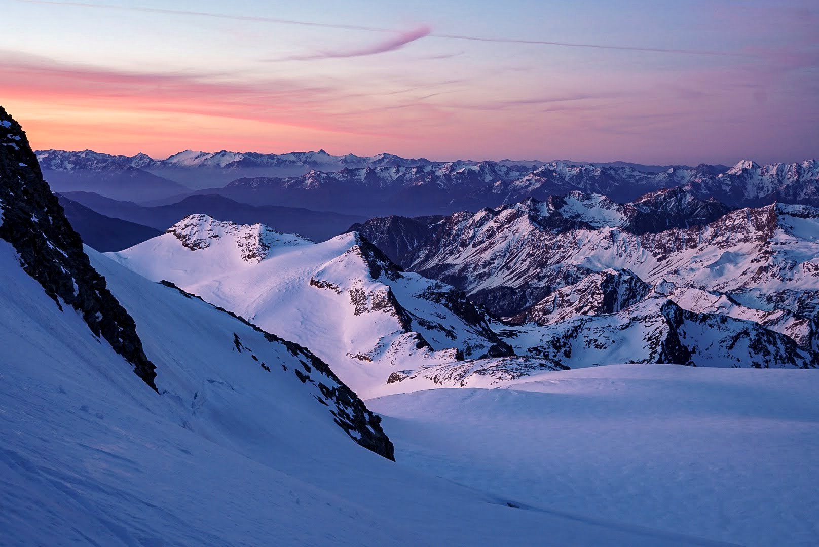La lune éclaire les neiges du Piz Palü avant le jour.