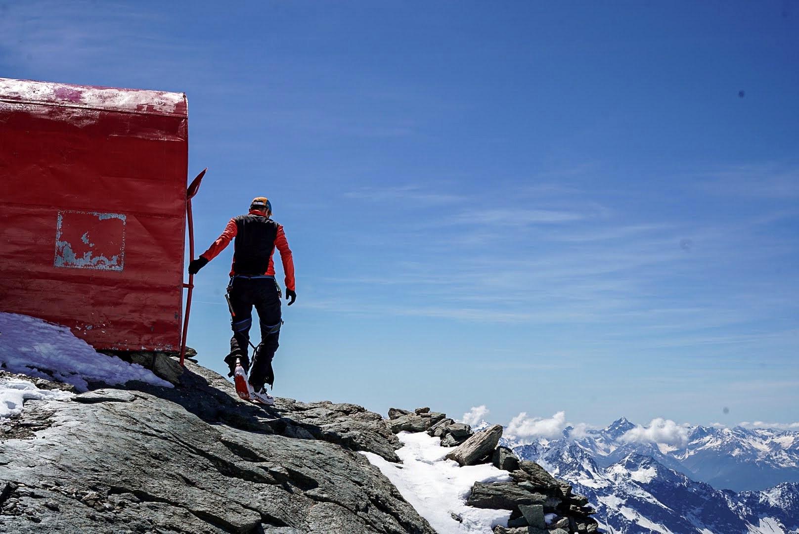 Les sommets se succèdent au loin depuis la haute arête.